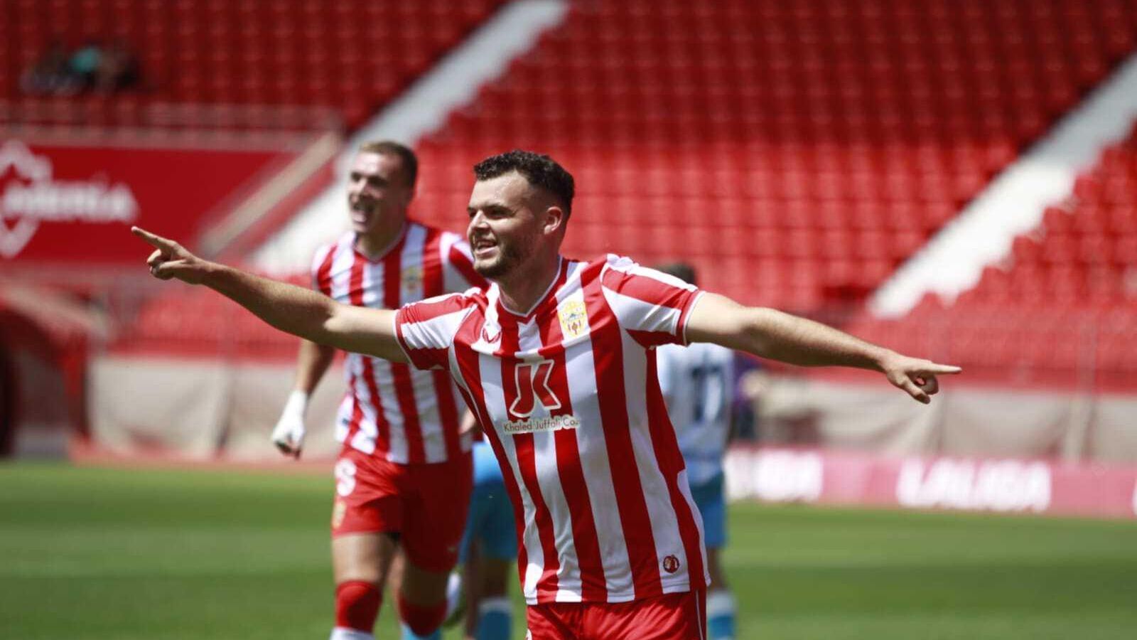 Cantón celebra su tanto con el que abría el marcador en el duelo frente al filial blanquiazul.