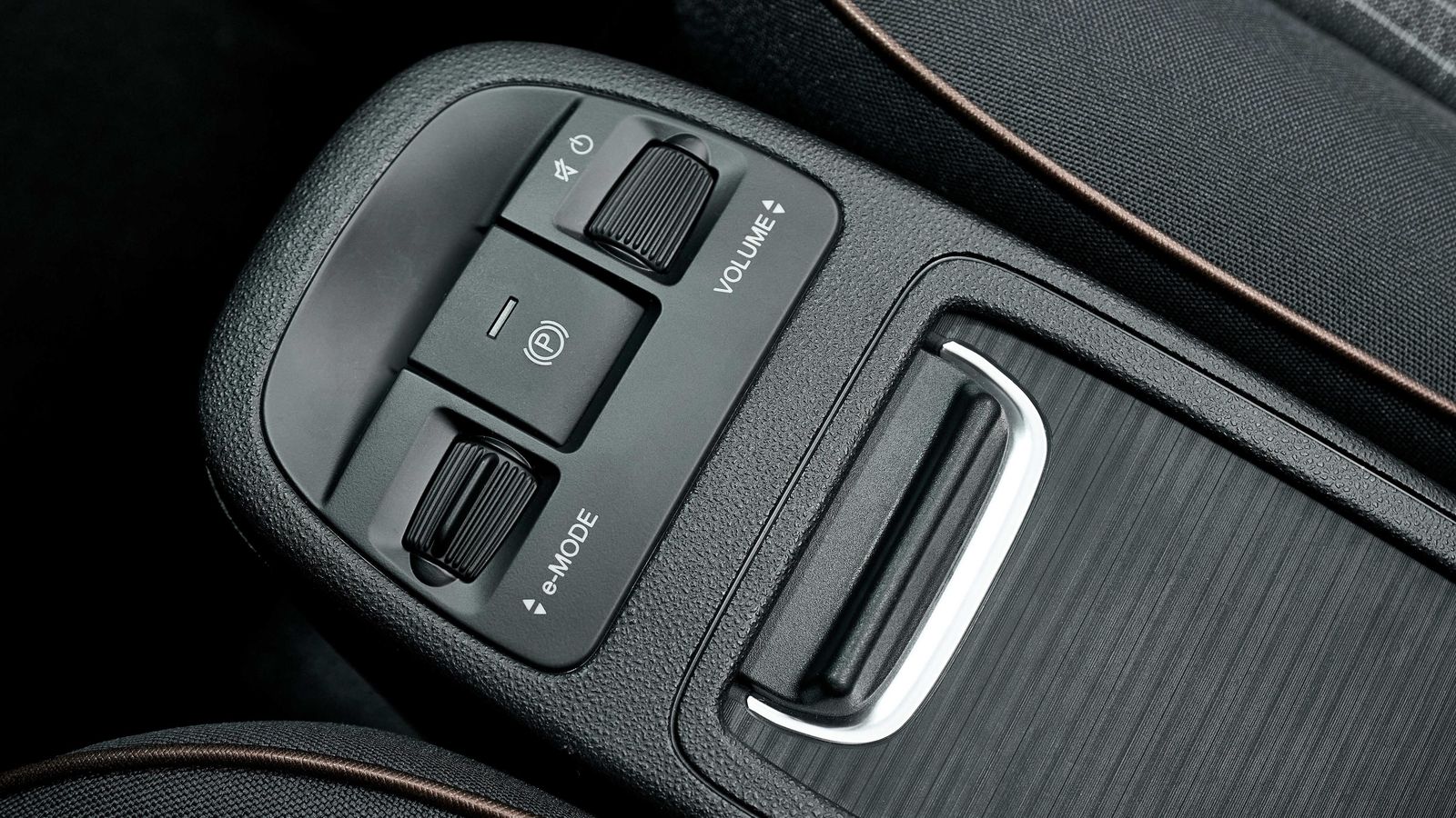 La tecla e-Mode permite seleccionar los tres tipos de funcionamiento del sistema eléctrico. En la práctica, el 500e se puede conducir con un solo pedal muy frecuentemente.