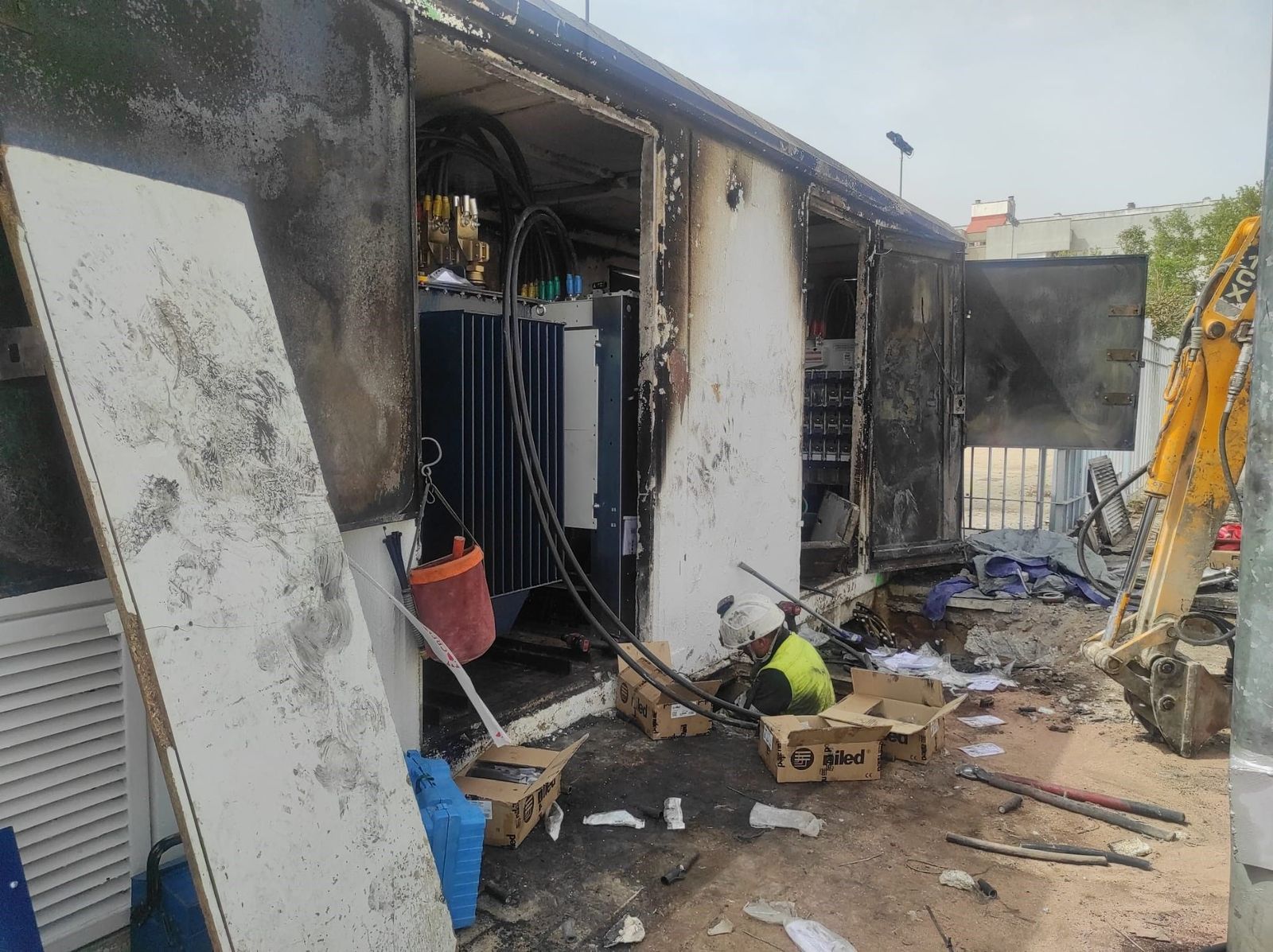 Un operario de Endesa trabaja en un centro de transformación incendiado.