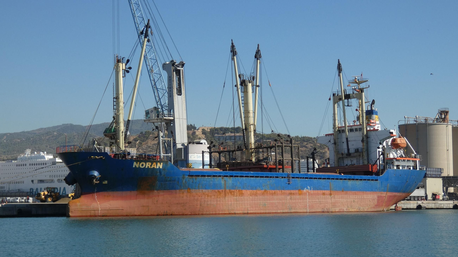 El carguero 'Noran' mostrando sus puntales y plumas atracado en Málaga