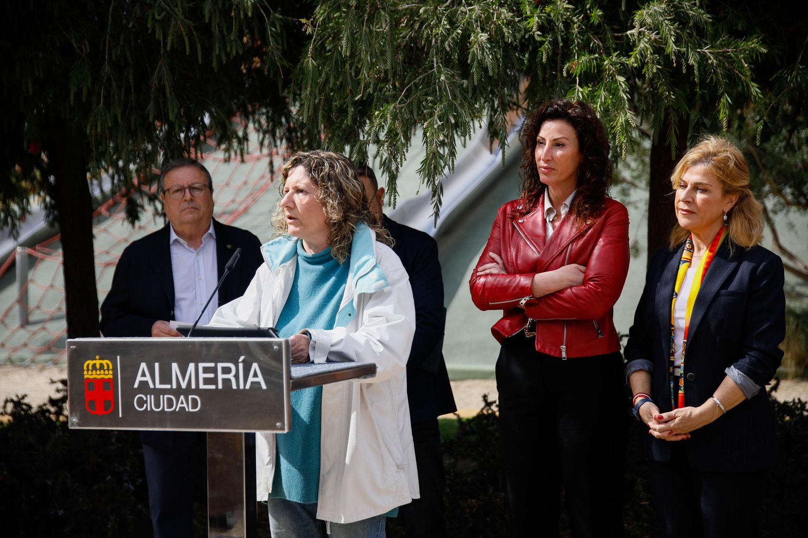 Las imágenes de la plantación de un olivo y el entierro de una cápsula del tiempo