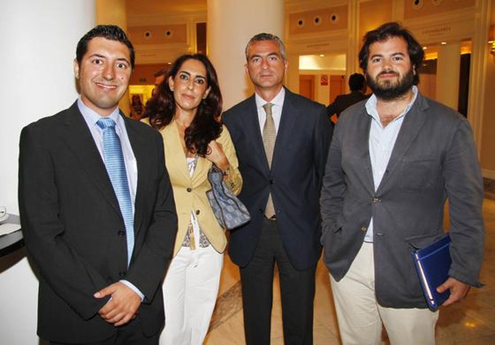 Alfonso Menacho, responsable de Calidad de Valora; Paula Rosell, responsable de Medio Ambiente de Extenda; Luis Rengel, técnico de Urbaser, y Gonzalo Rodríguez de la Borbolla, técnico de Valora.

Foto: Victoria Hidalgo