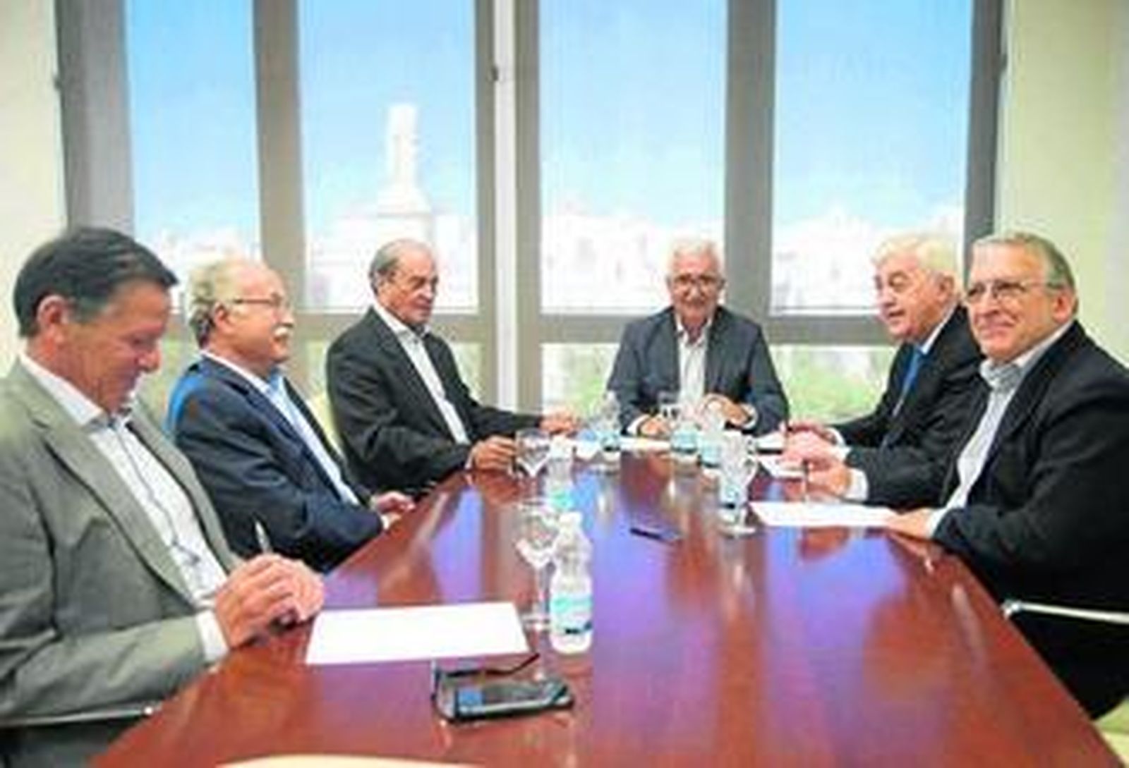 Jiménez Barrios en la reunión, ayer en Cádiz, con miembros de los puertos y cámaras de comercio.