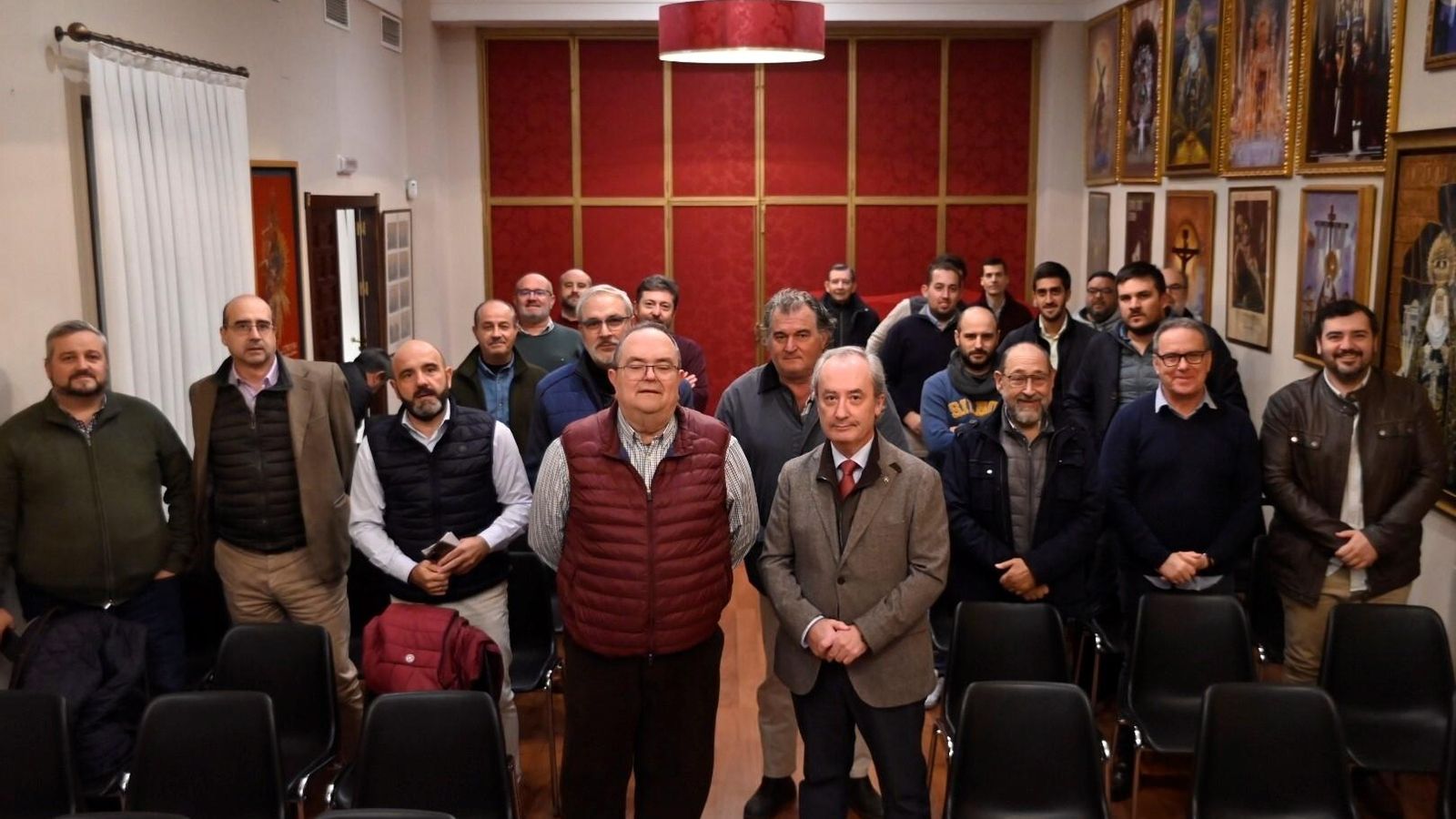 Rafael Carlos Roldán, en primera fila, durante el pleno en la sede de la Agrupación. Rafael Carlos Roldán, en primera fila, durante el pleno en la sede de la Agrupación.