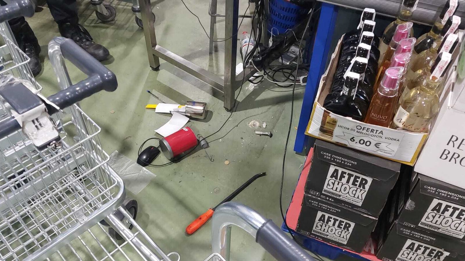 Destrozos provocados en el interior del comercio