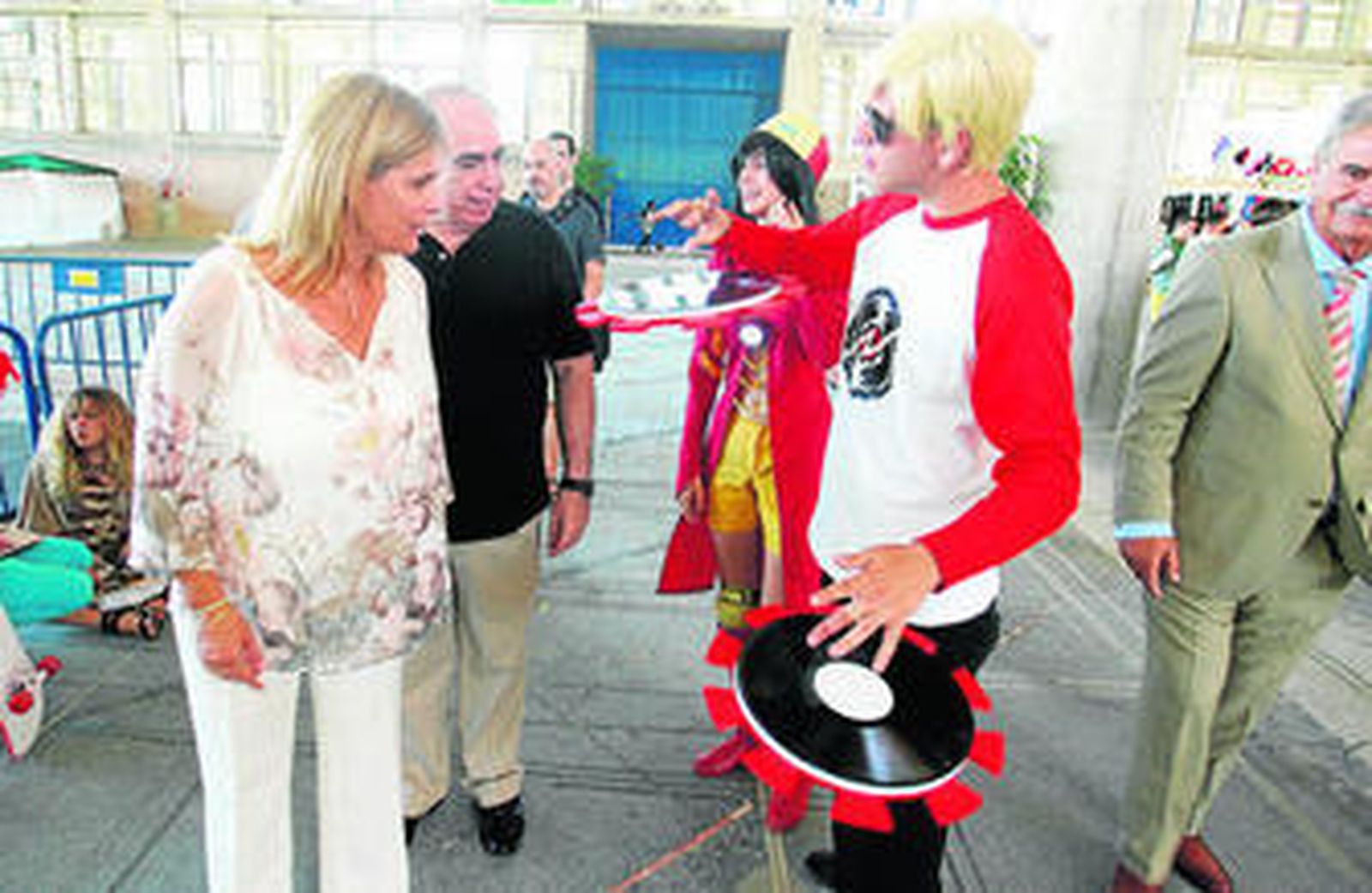 La alcaldesa, María José García-Pelayo, ayer en un momento de su visita, interesándose por el cosplay de un joven.