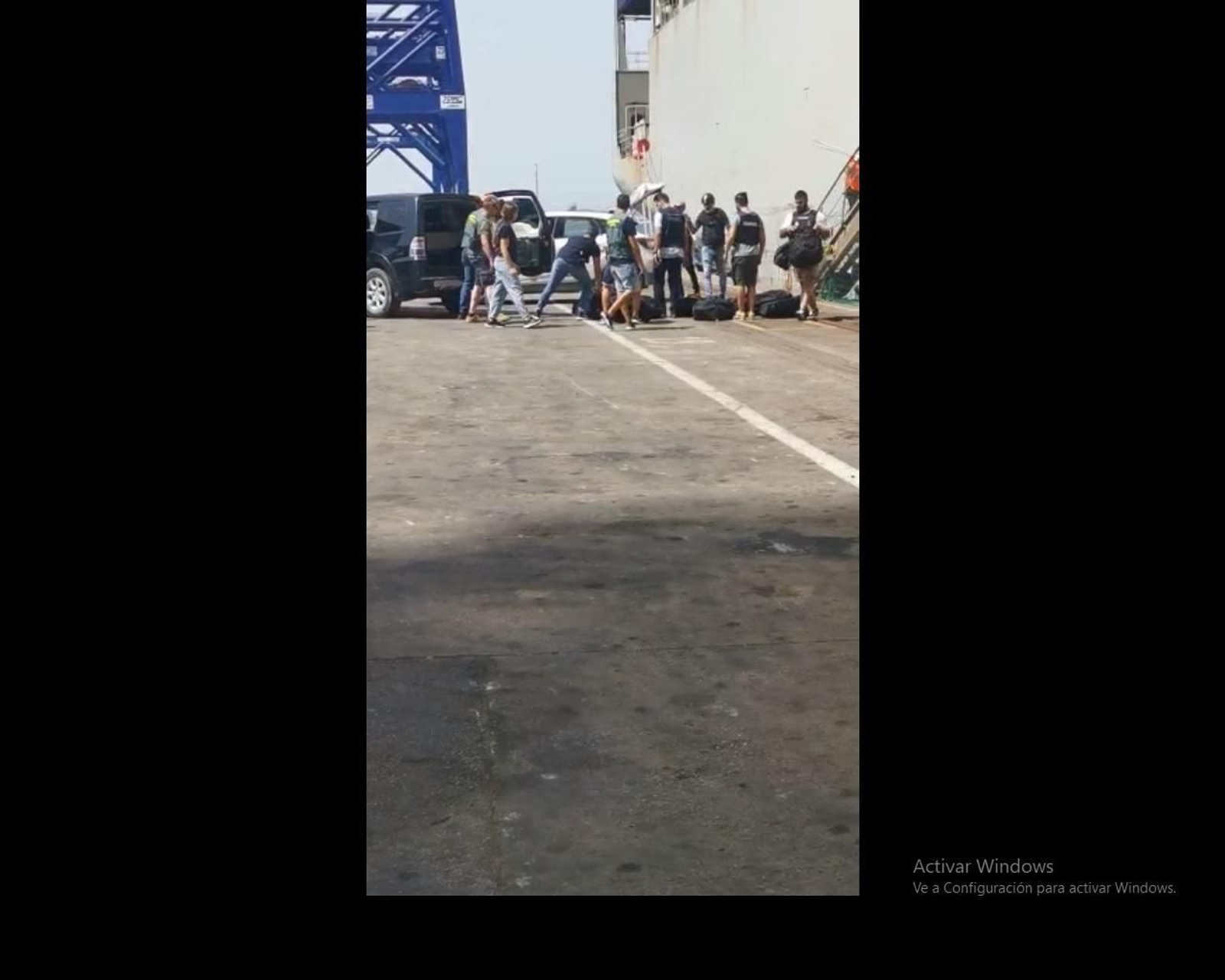 Retirada de las bolsas de deportes con cocaína del portacontenedores.