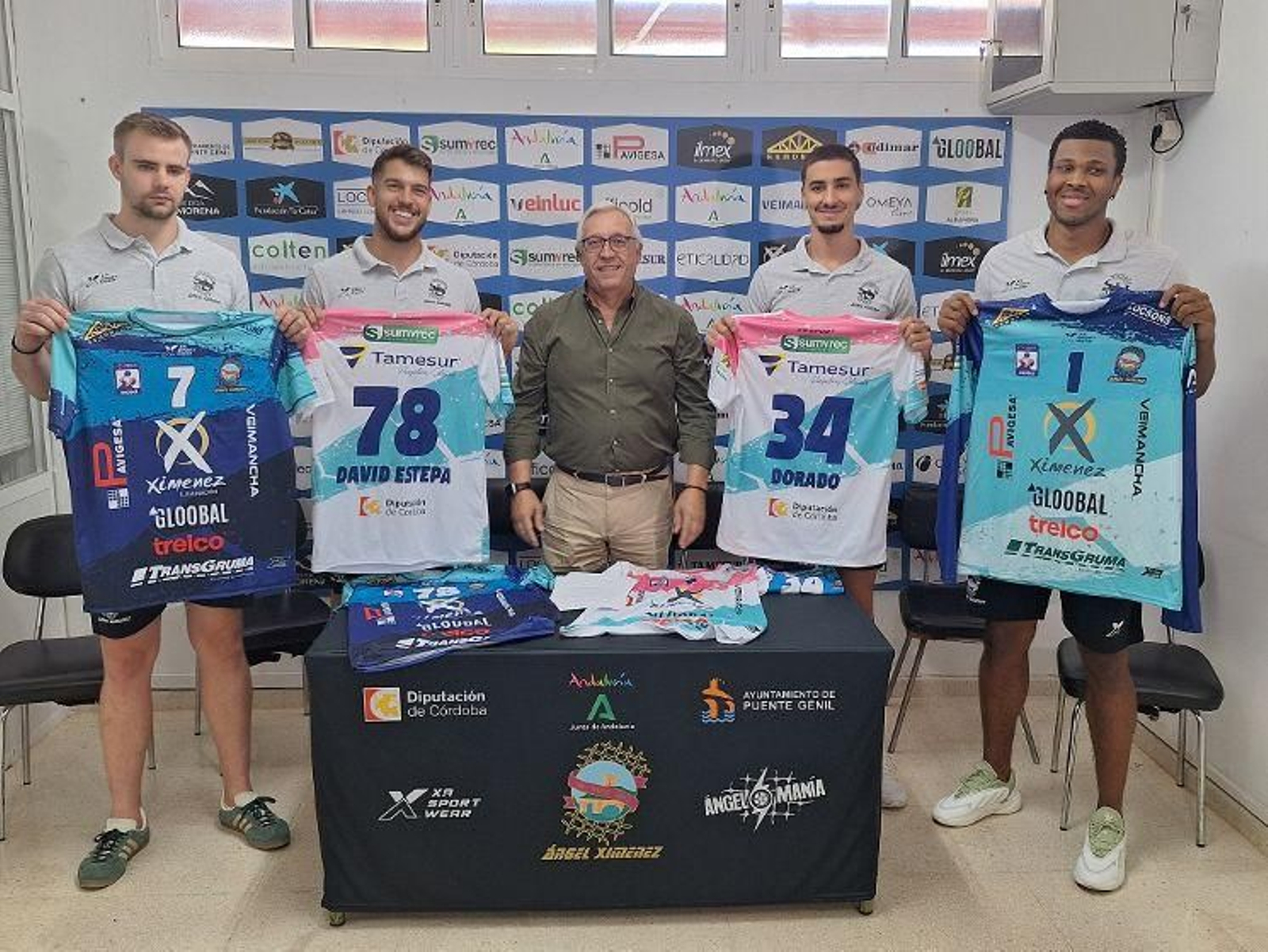 Mariano Jiménez posa con los fichajes realizados.