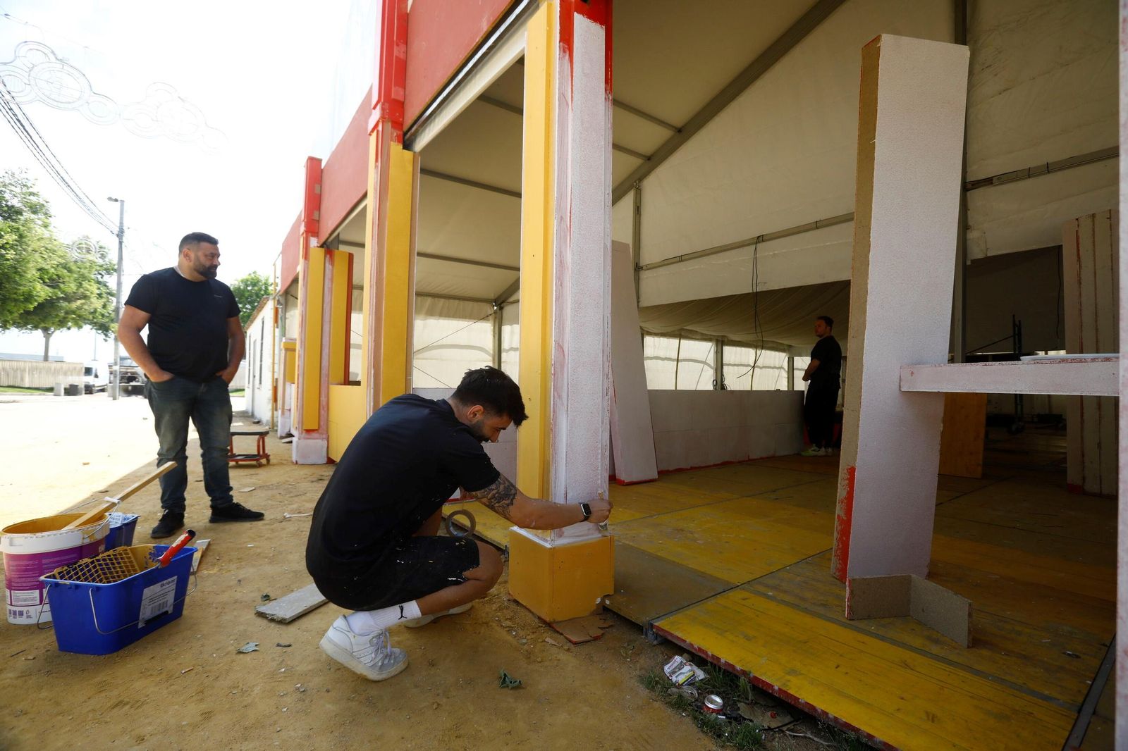 Los preparativos de las casetas de la Feria de Córdoba, en imágenes