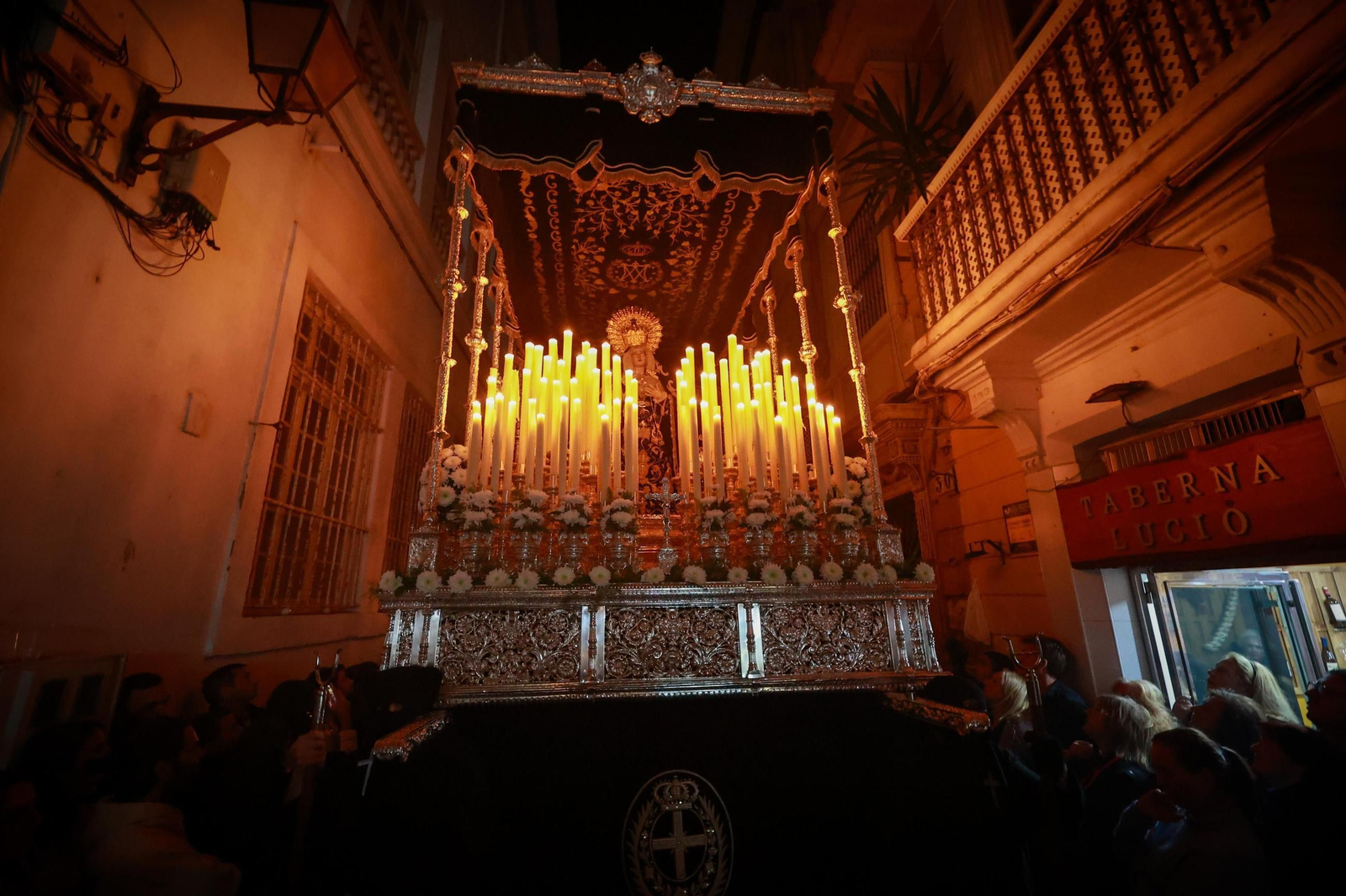 Imágenes de la salida de Buena Muerte en la Semana Santa de Cádiz 2025