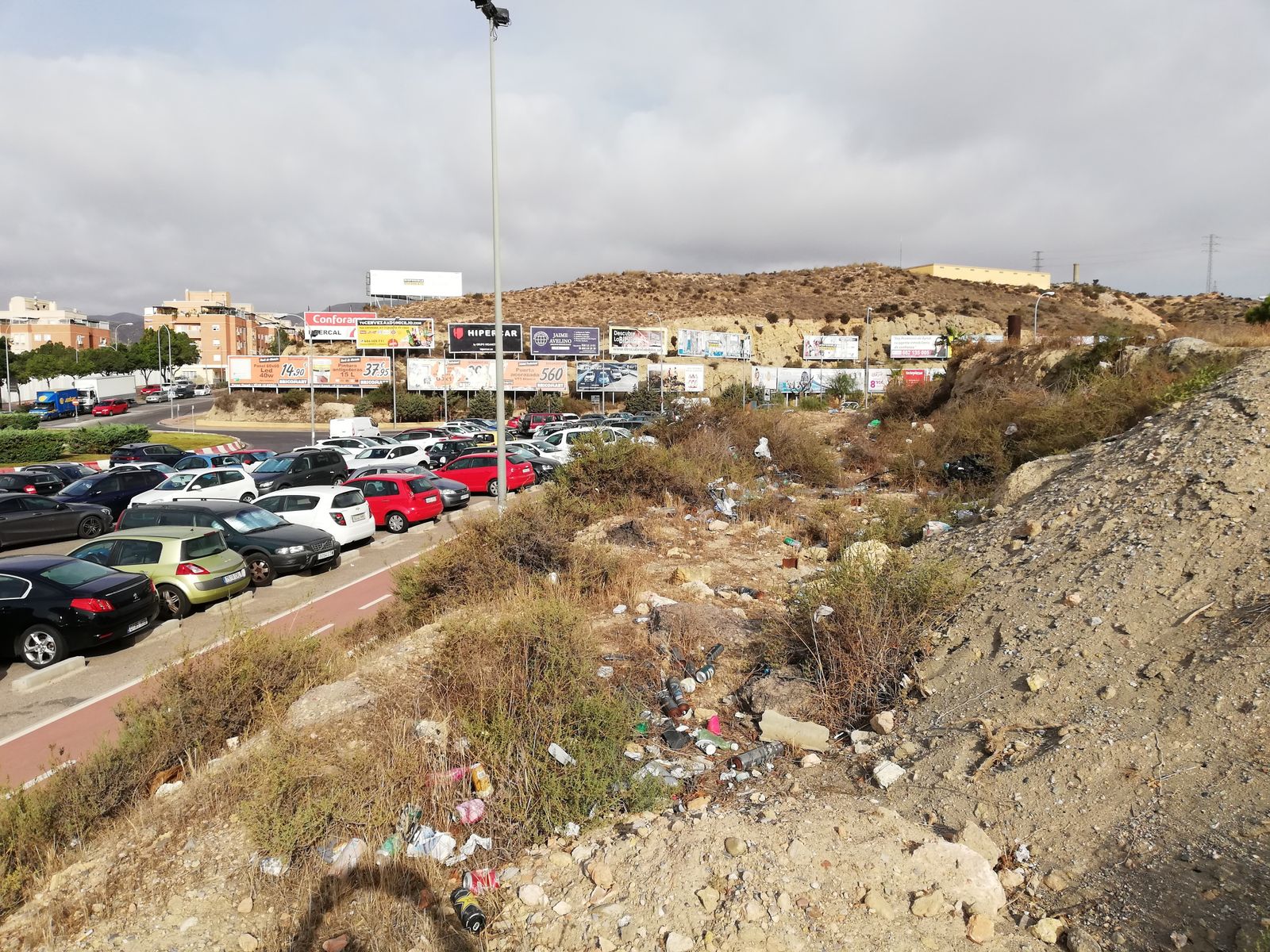 Basura acumulada alrededor del Hospital Torrecárdenas