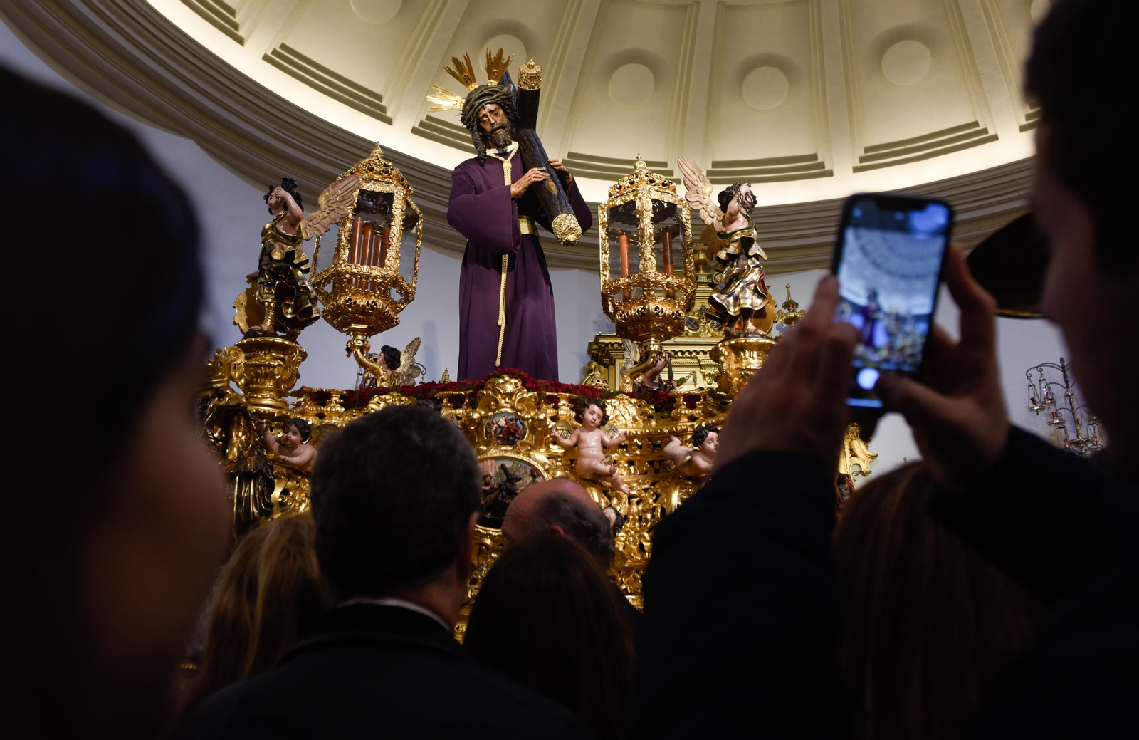 Las imágenes del ambiente en la Macarena y el Gran Poder el Jueves Santo en la Semana Santa de Sevilla 2024
