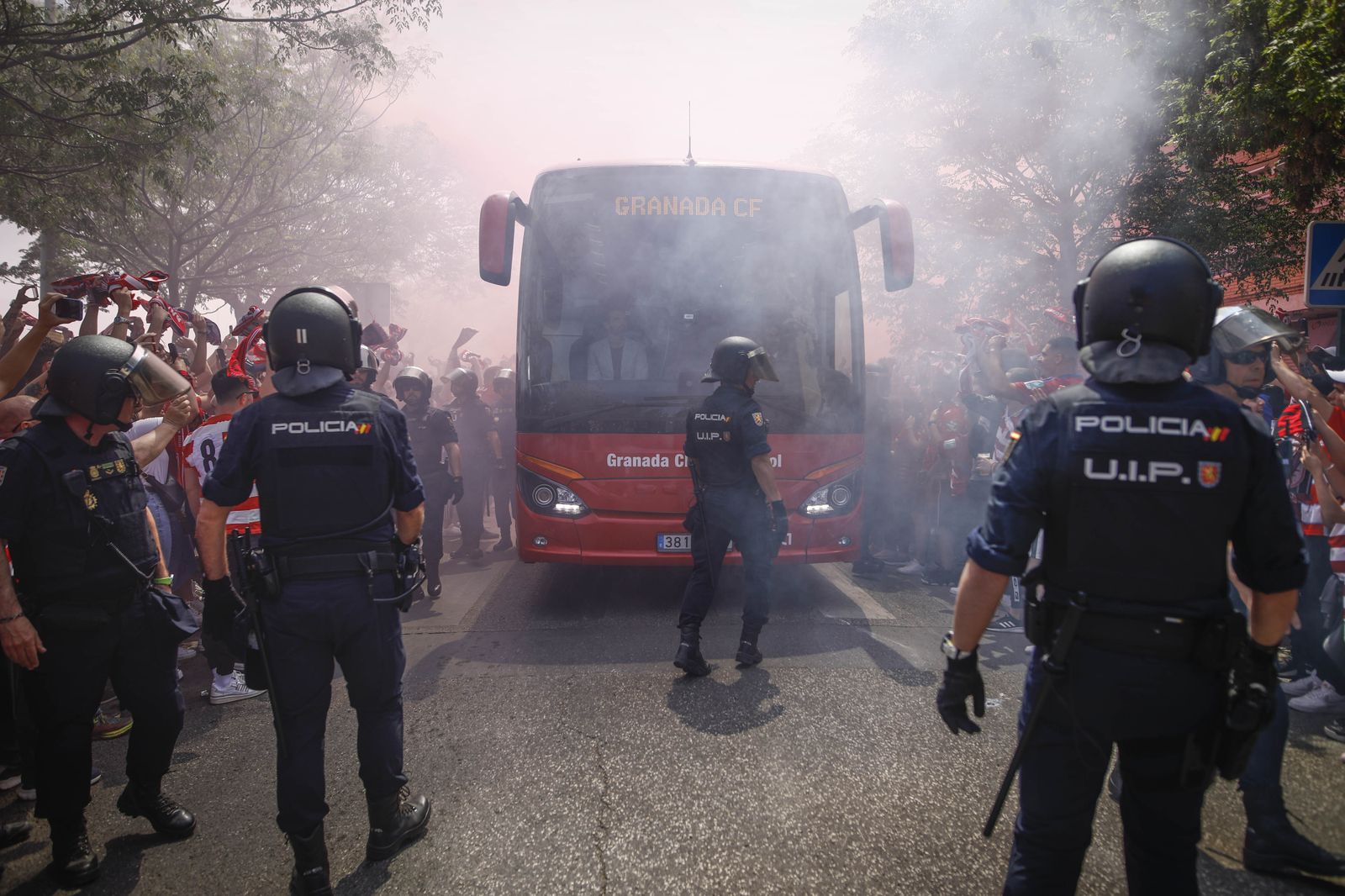 Recibimiento a los jugadores del Granada en el partido contra el Eibar.