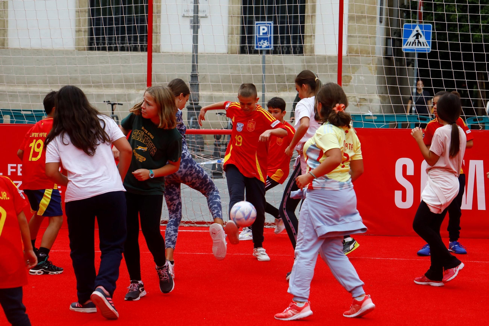 Los colegios de Córdoba disfrutan de la Fan Zone de la selección española, en imágenes