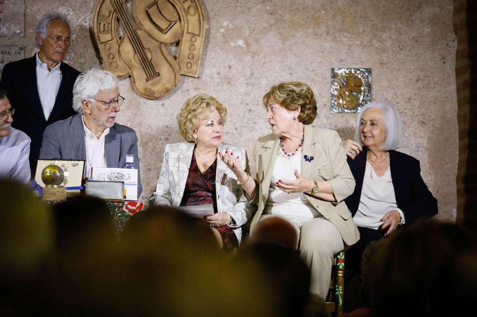 Entrega de Anagrama de Oro y Brillantes de la Ciudad de Almería a Andrés Caparrós en imágeness