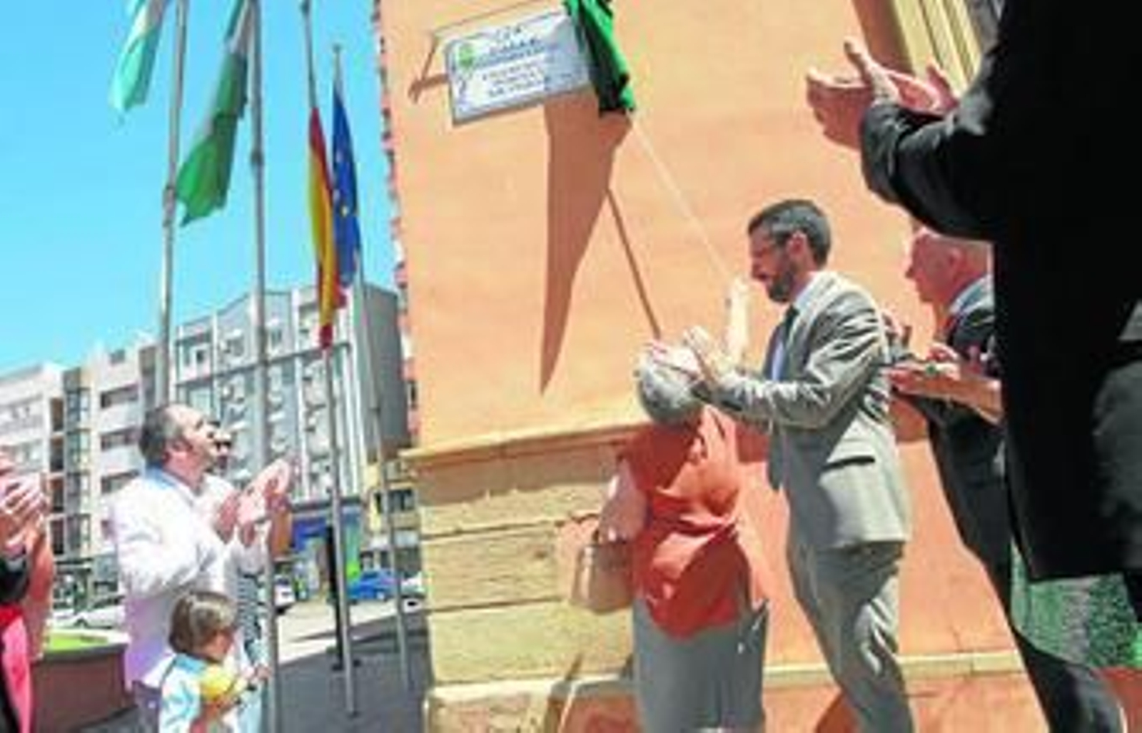 La hija de Paco Tornay descubre la placa de la calle que lleva el nombre de su padre.