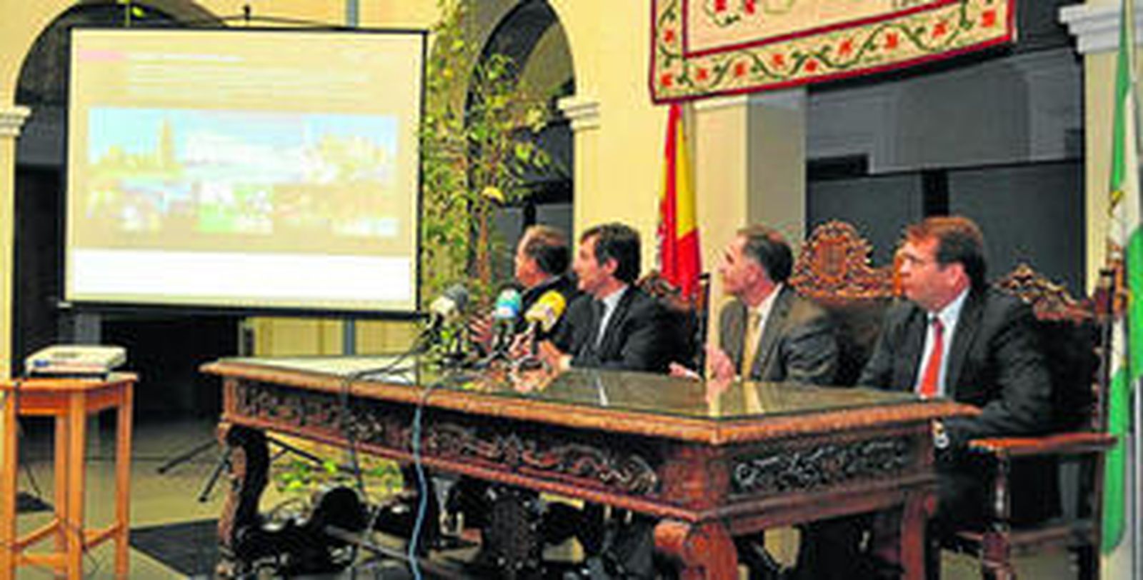 El alcalde de Guadix, junto con los responsables del proyecto..