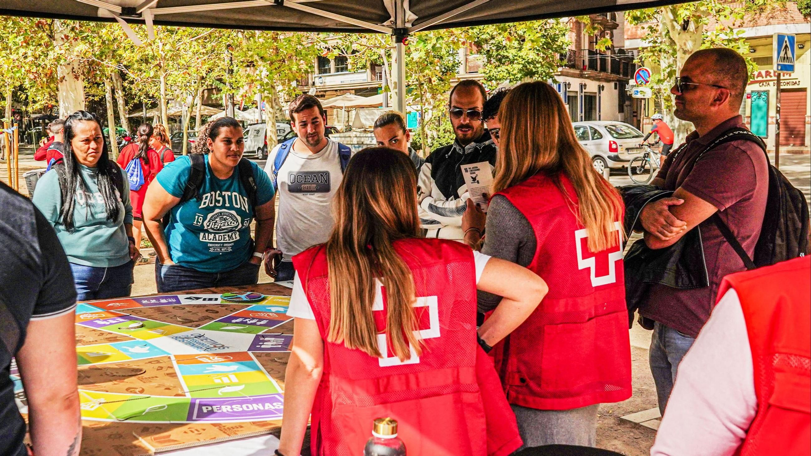 Taller del Día de la Banderita de Cruz Roja en Granada