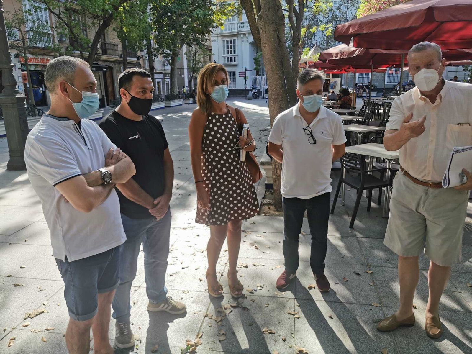 Un instante de la reunión de los socialistas con los hosteleros en la plaza Mina.