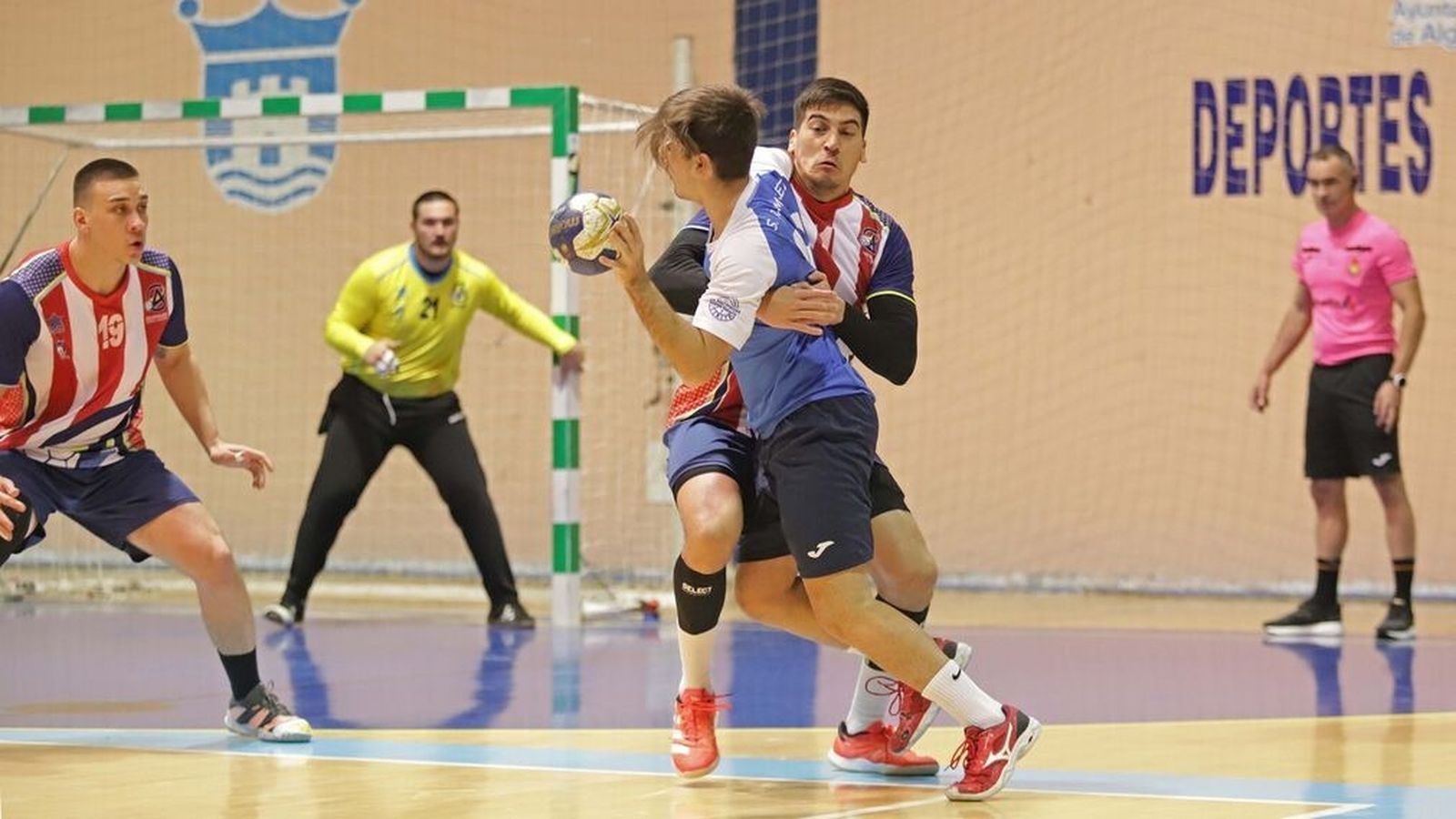 El El quinteño Sergio Ramírez intenta un ataque en Algeciras.