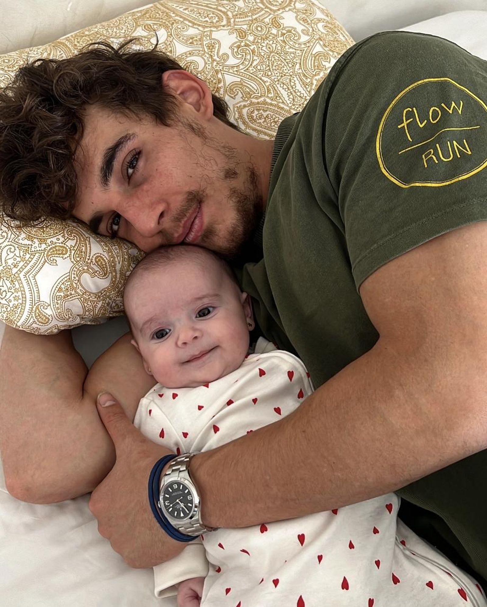 Miguel Herrán junto a su hija, María