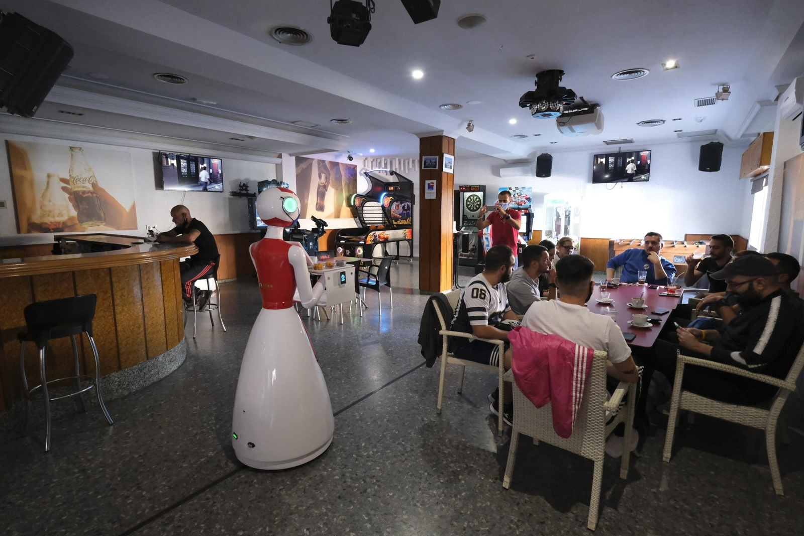 Fotogalería de Herbelita, la robot camarera de El Alquián.