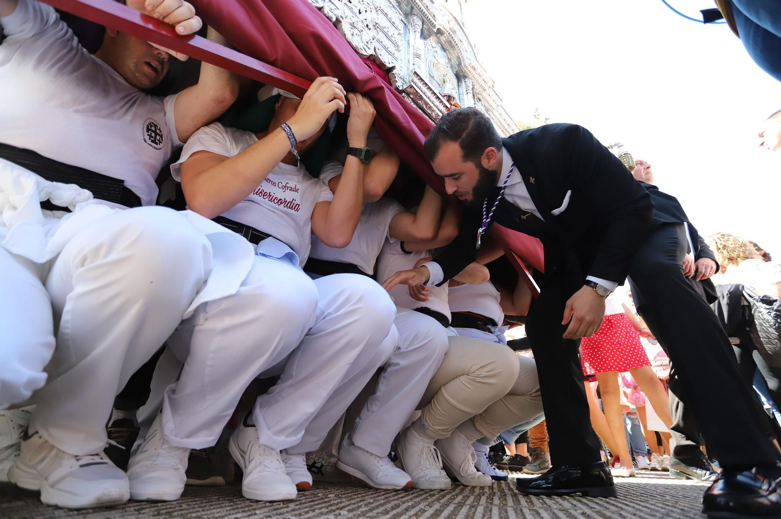 Imágenes del recorrido de la Hermandad del Cristo Cautivo de Huelva