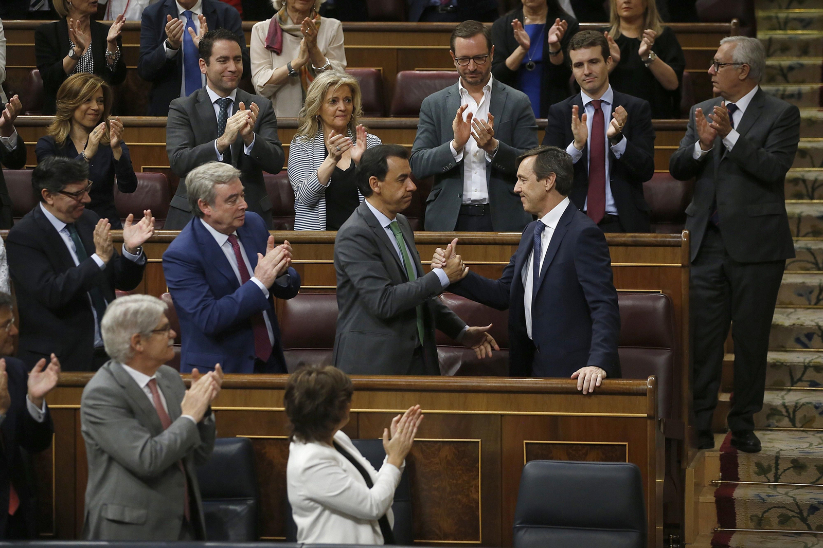 Felicitaciones a Hernando tras su intervención.