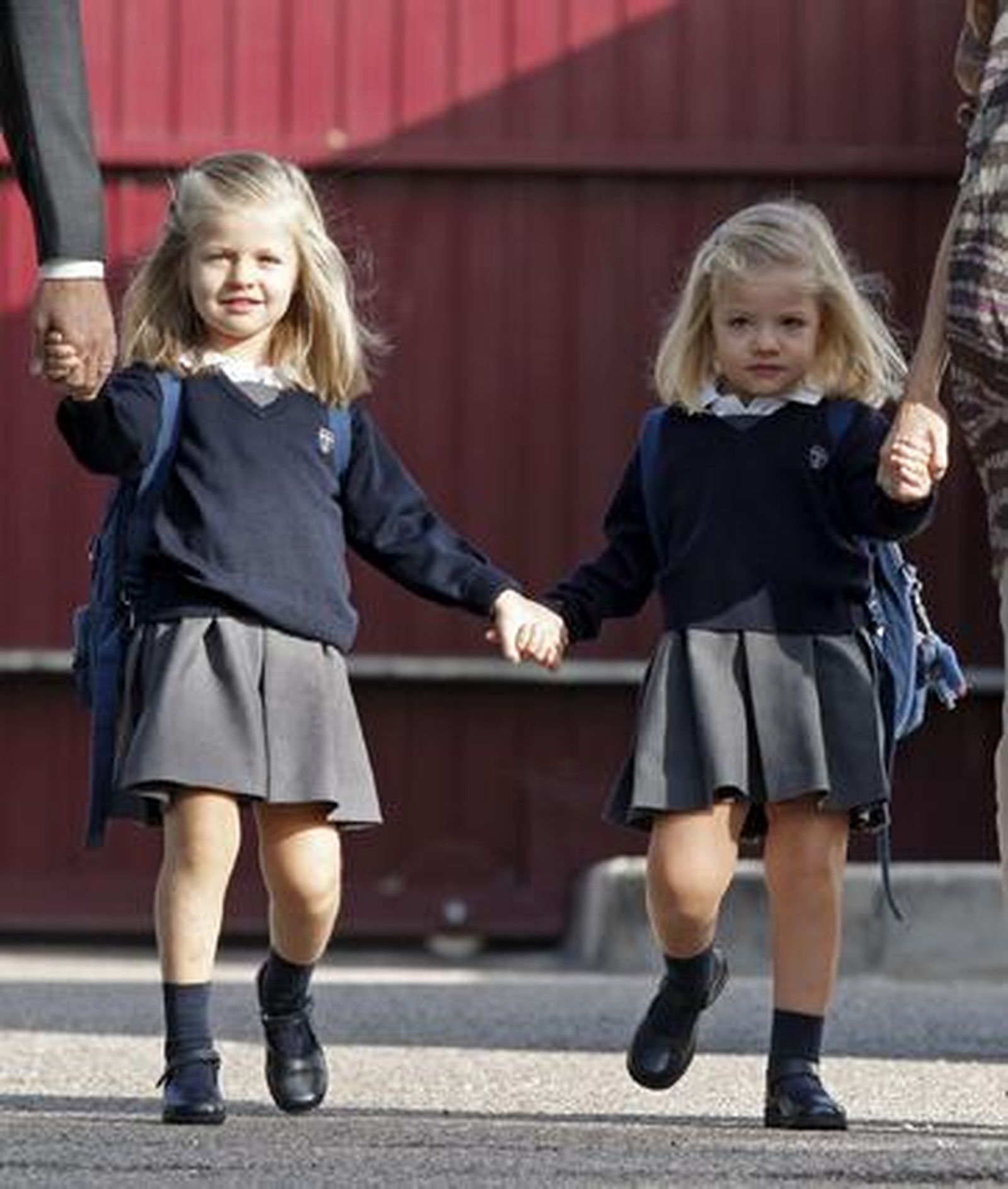 Las infantas Leonor y Sofía asisten a su primer día de colegio acompañadas de sus padres. / EFE