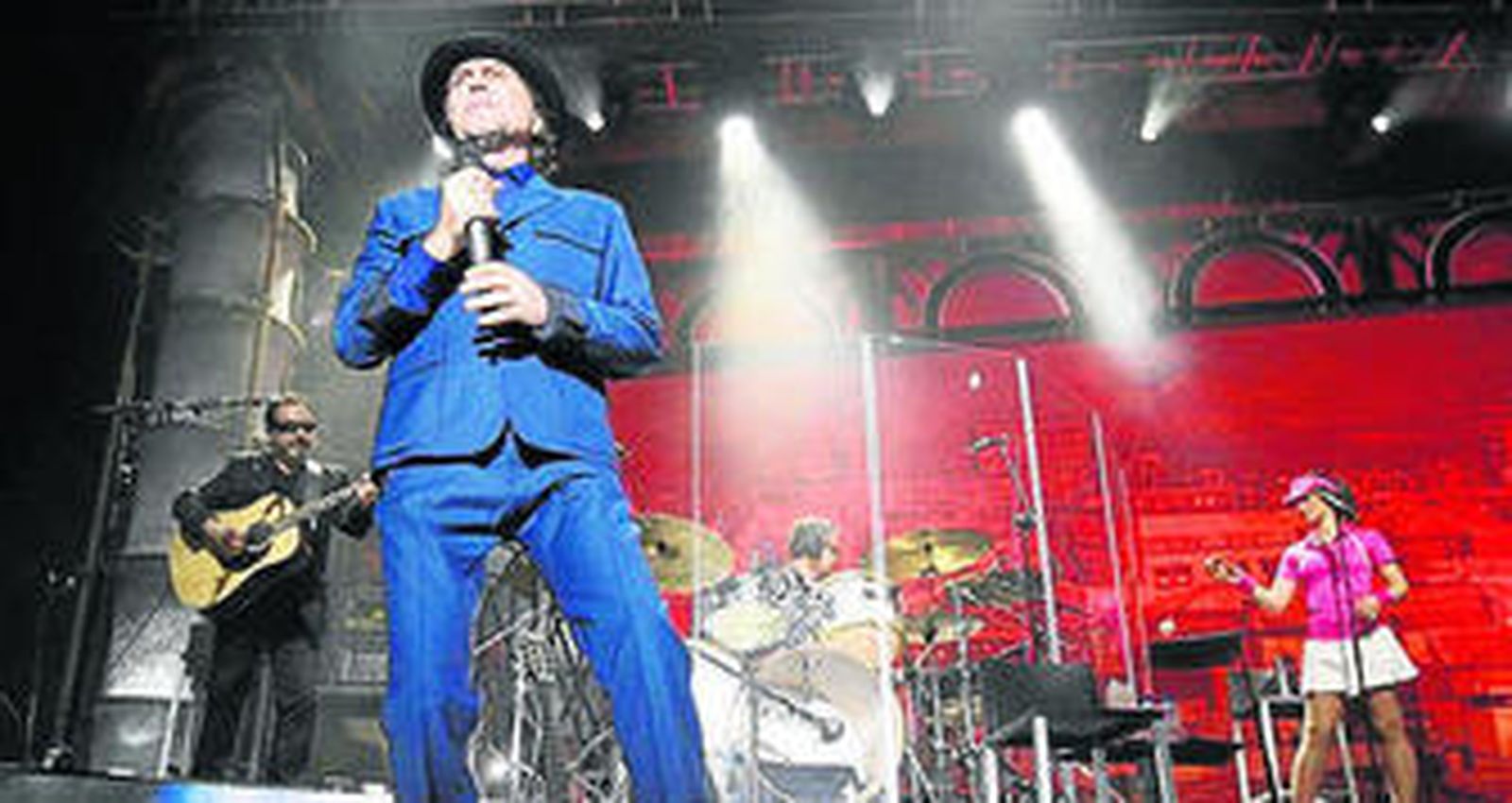 Sabina, al comienzo del primer concierto de la gira.