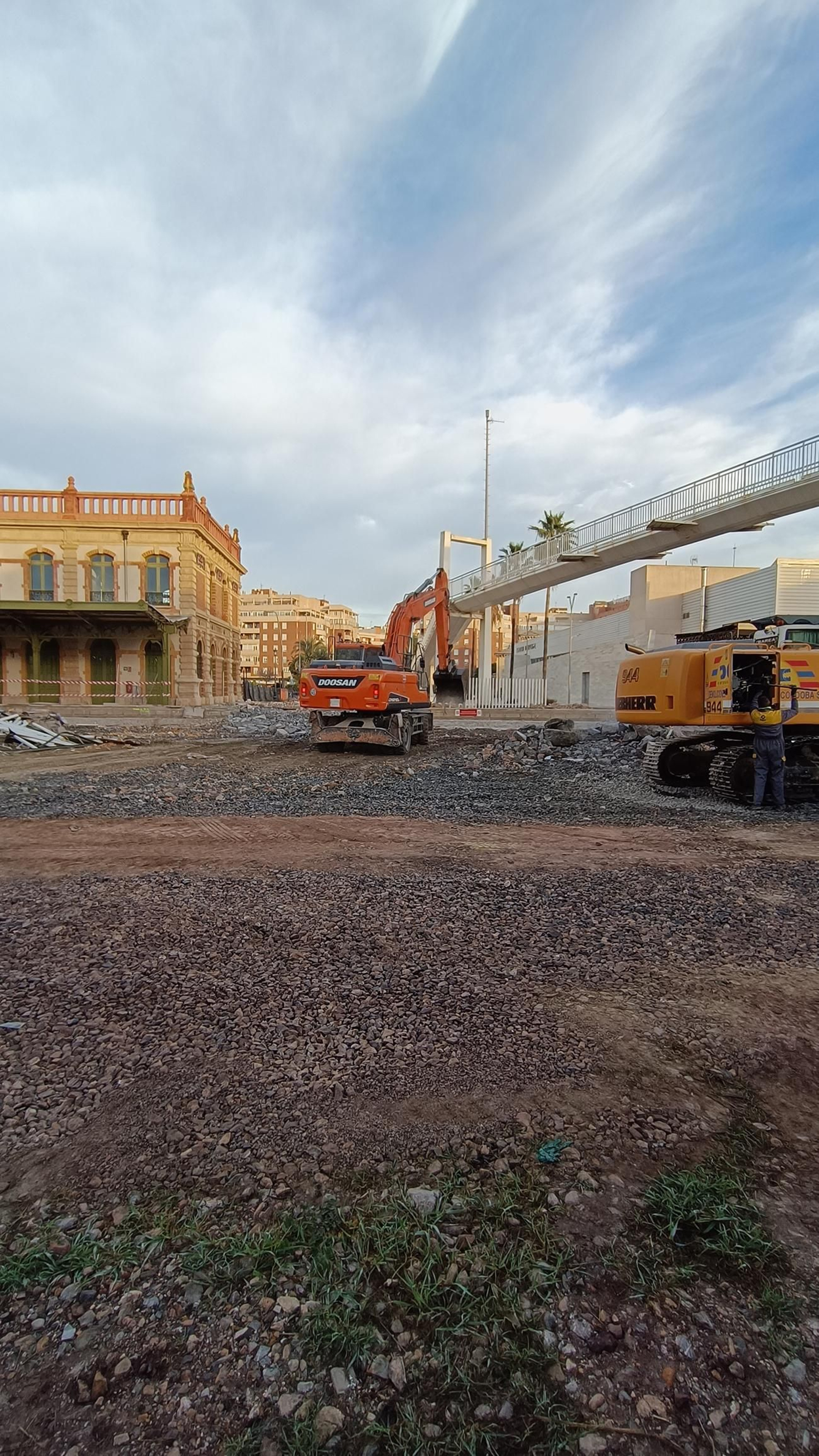 Las imágenes de la pasarela de Renfe que pasa a mejor vida, en Almería