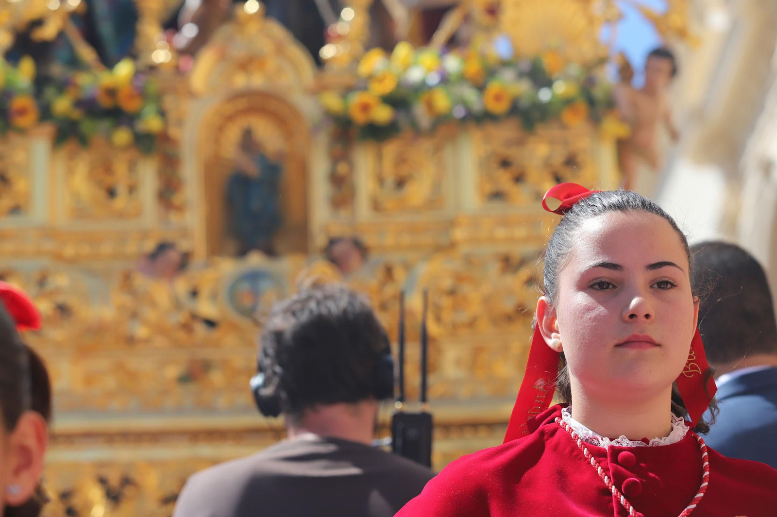 Imágenes del recorrido de la Borriquita  por las calles de Huelva