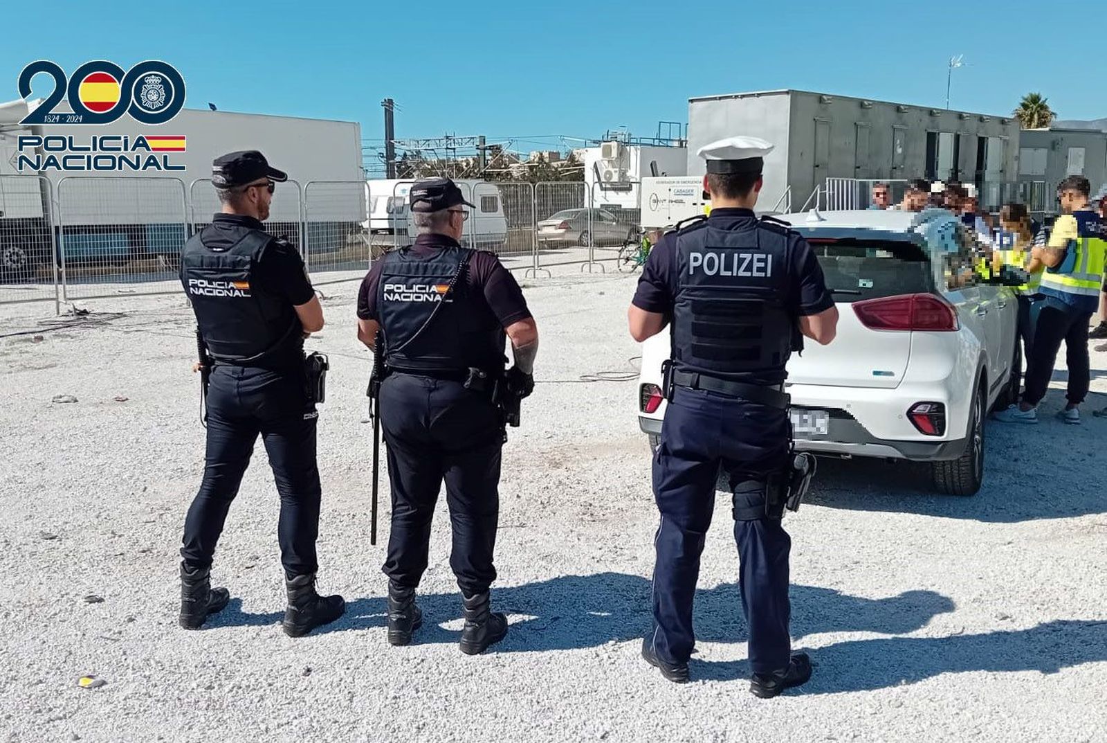 Un agente alemán patrulla junto a la Policía Nacional durante la Feria de Málaga