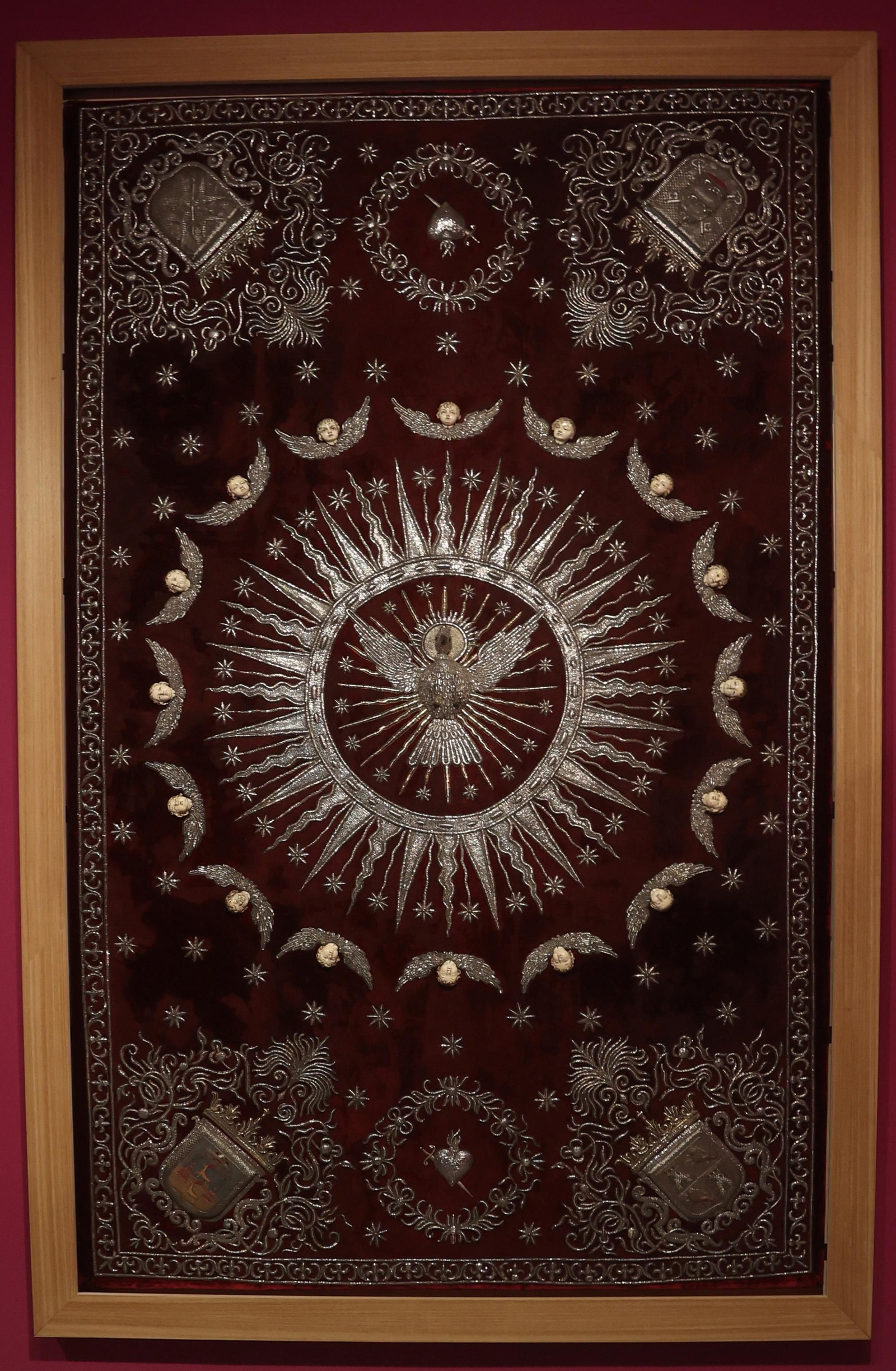 Exposición sobre la restauración del palio de la Virgen del Valle