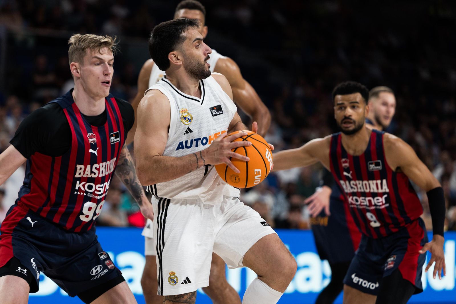 El Real Madrid sufre pero gana al Baskonia (82-76)