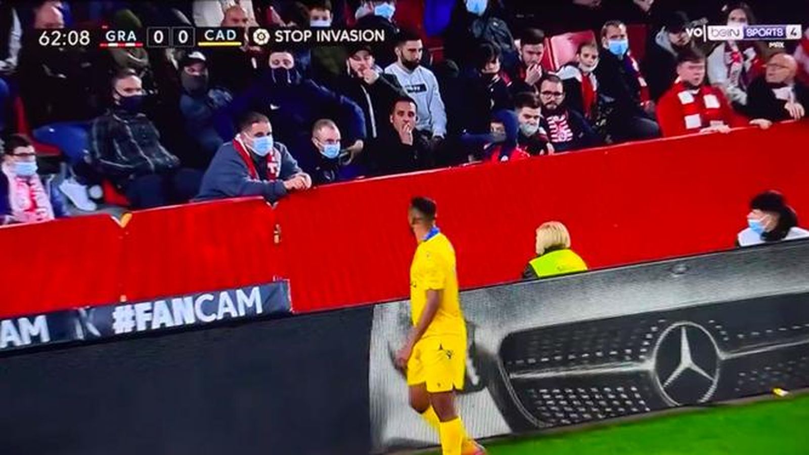 Momento captado por las cámaras en que el aficionado hace el gesto racista a Akapo