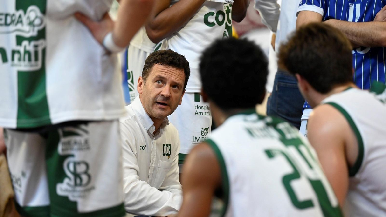 Alfredo Gálvez da órdenes durante un tiempo muerto.