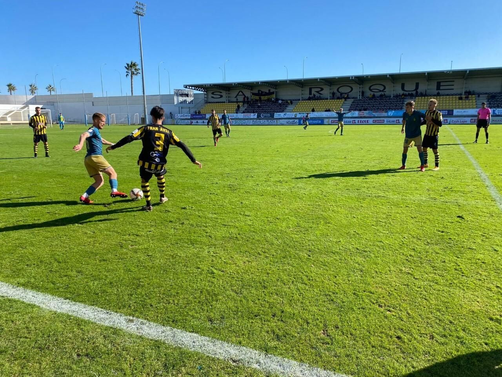 Un lance del encuentro entre el San Roque y Las Palmas Atlético.