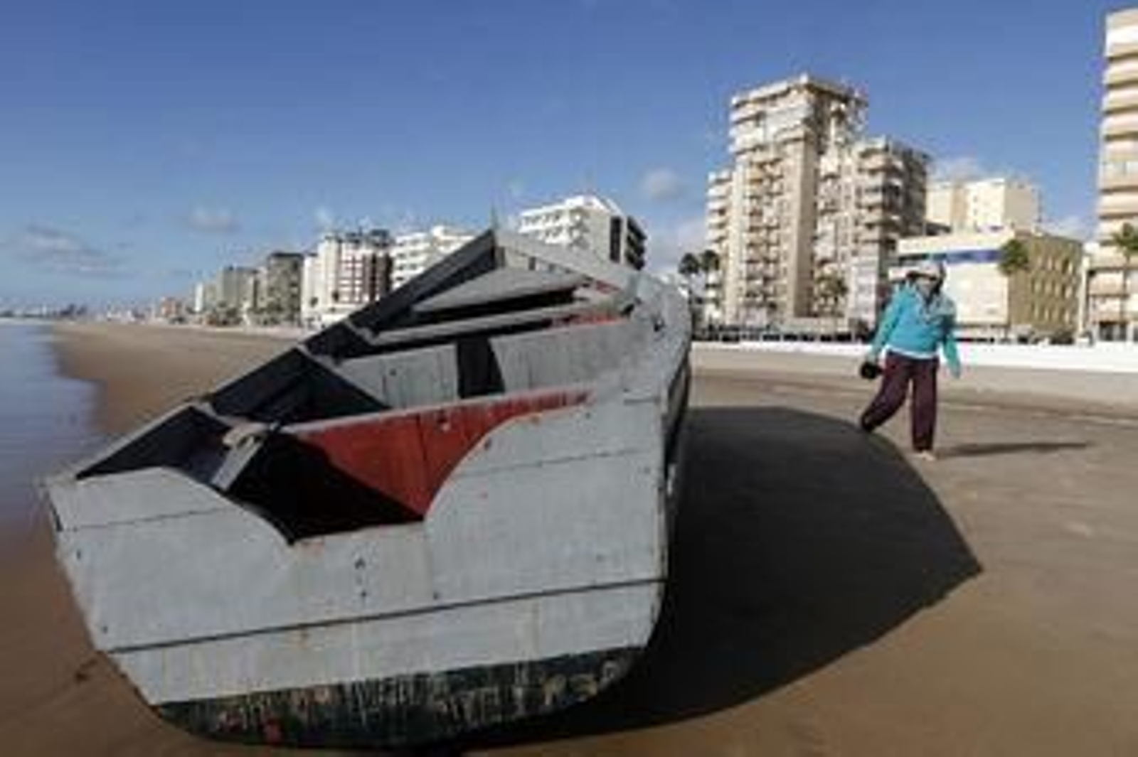 La patera que apareció en  la playa Victoria se expondrá en Santa Catalina