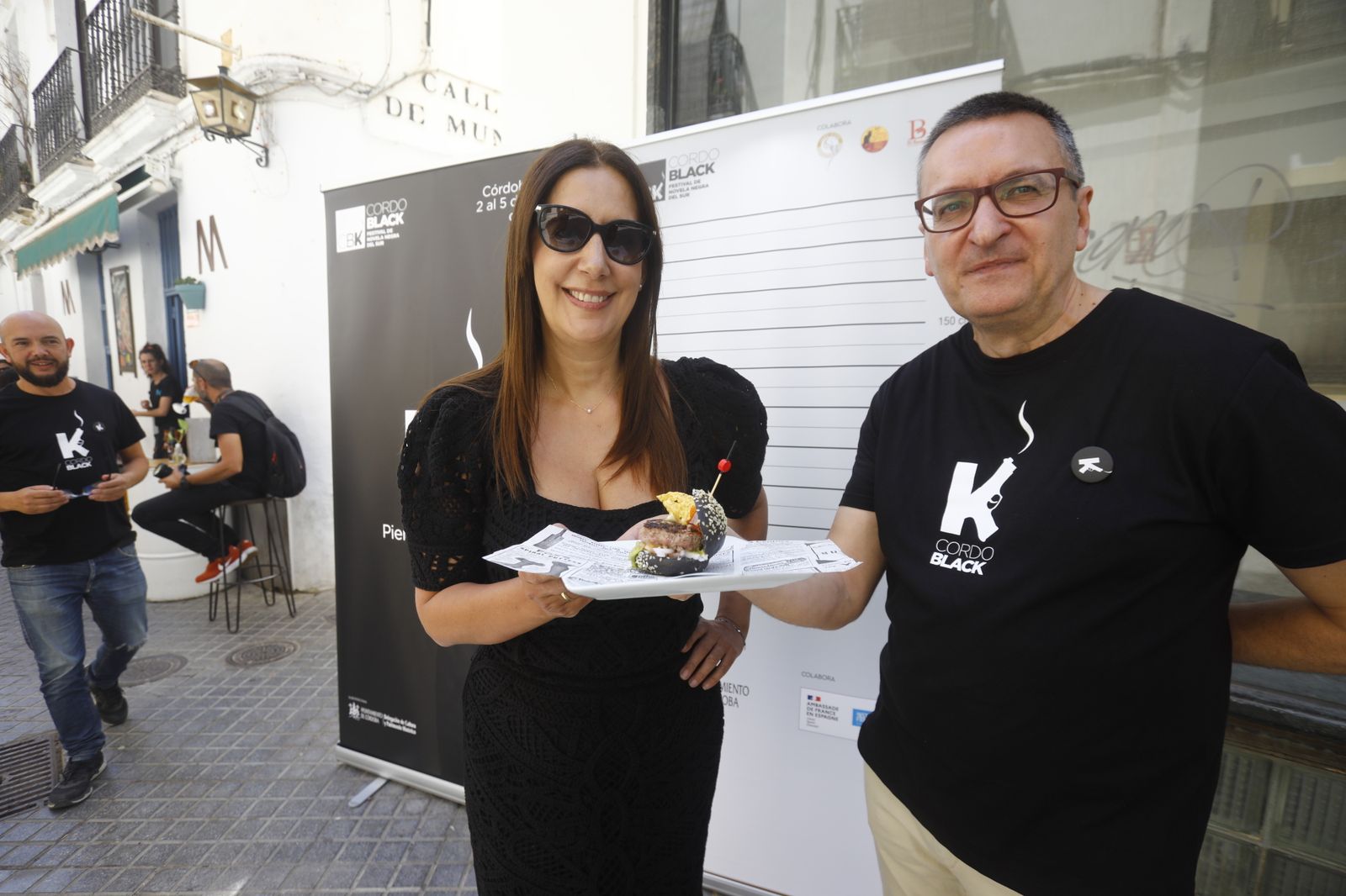 Dolores Redondo y Salvador Gutiérrez Solis durante la Tapa Negra de 'Cordoblack'.