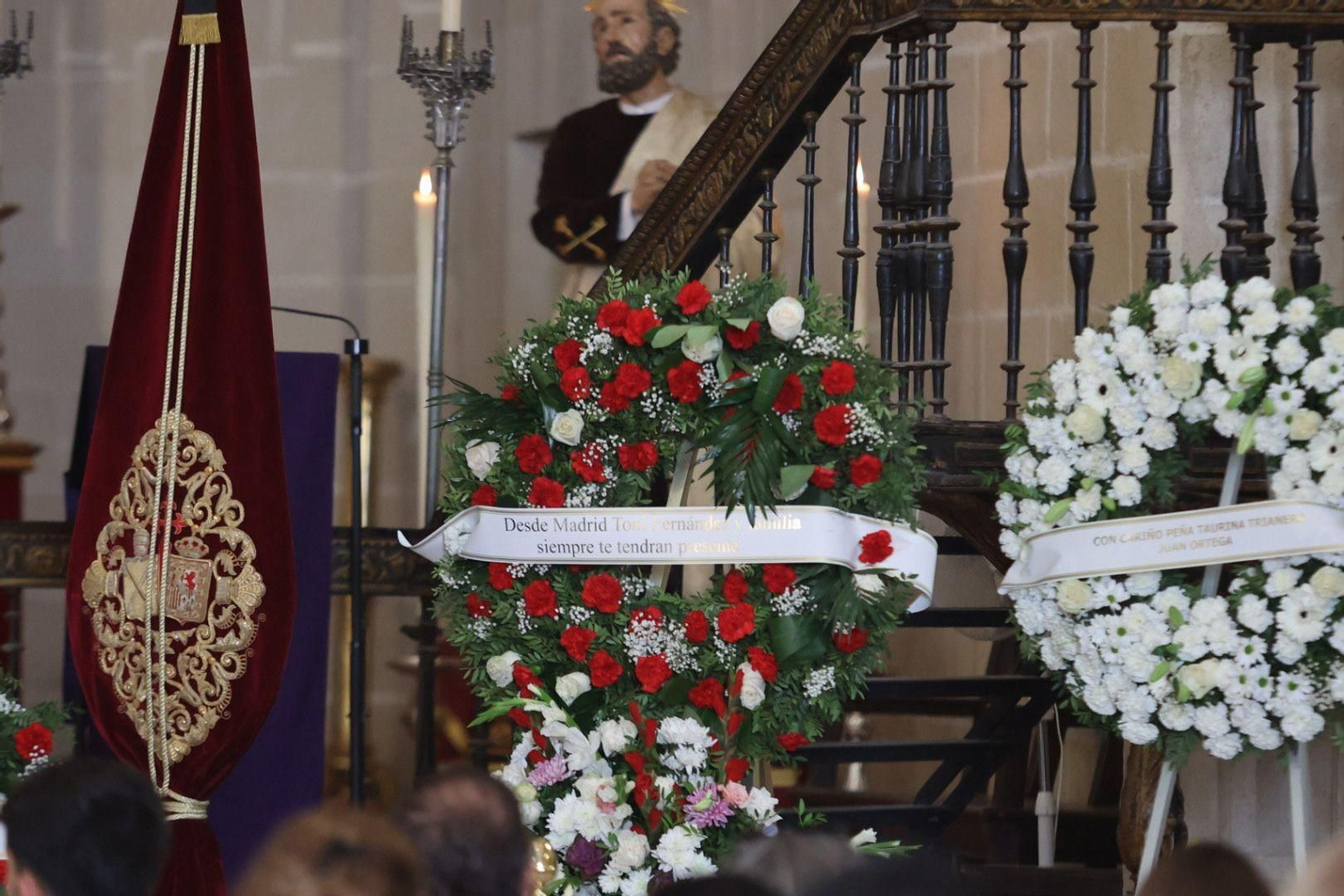 Así es la capilla ardiente de Rafael de Paula en Santiago: capote, montera y la bandera gitana