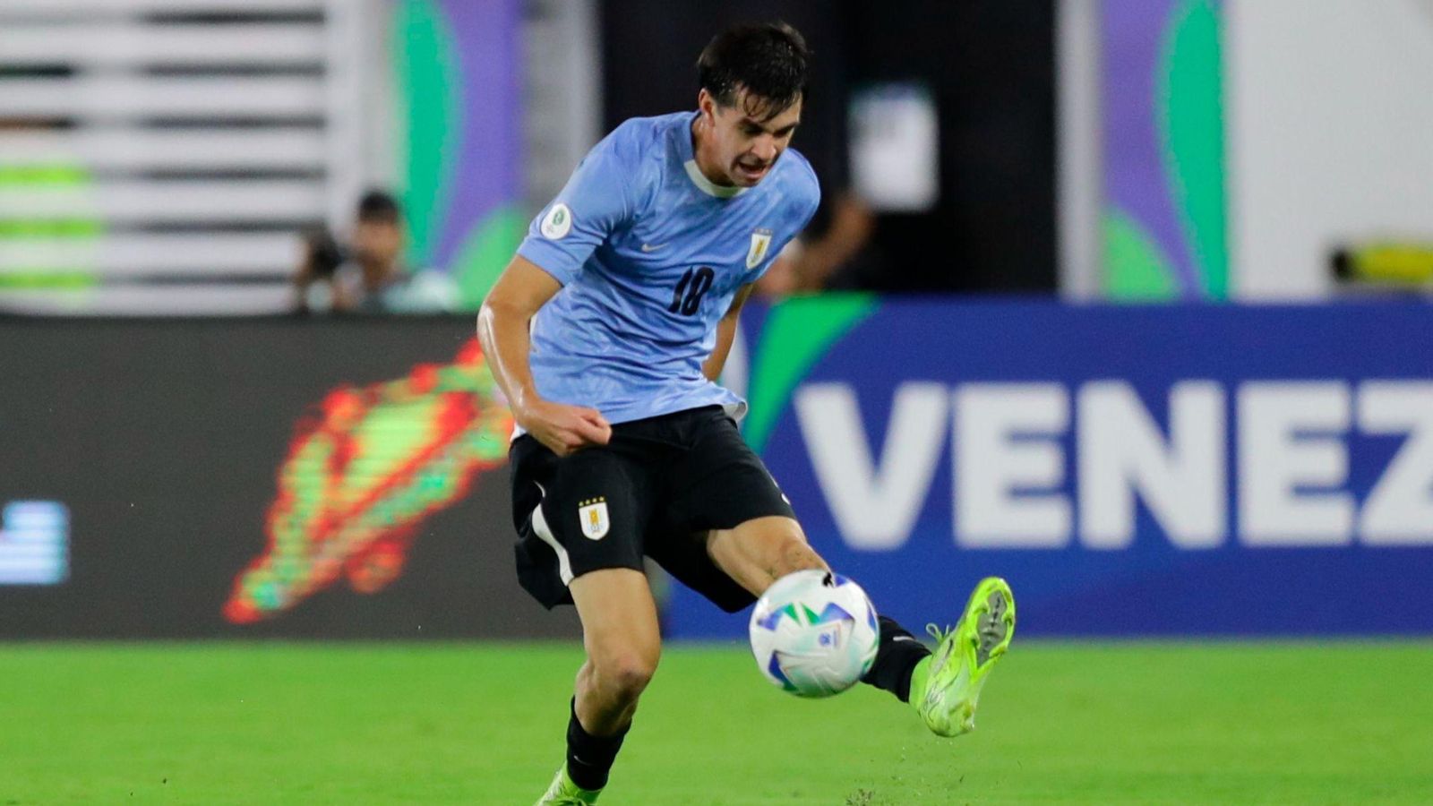 Gonzalo Petit golpea el balón en un encuentro sub-20 entre las selecciones de Uruguay y Brasil.