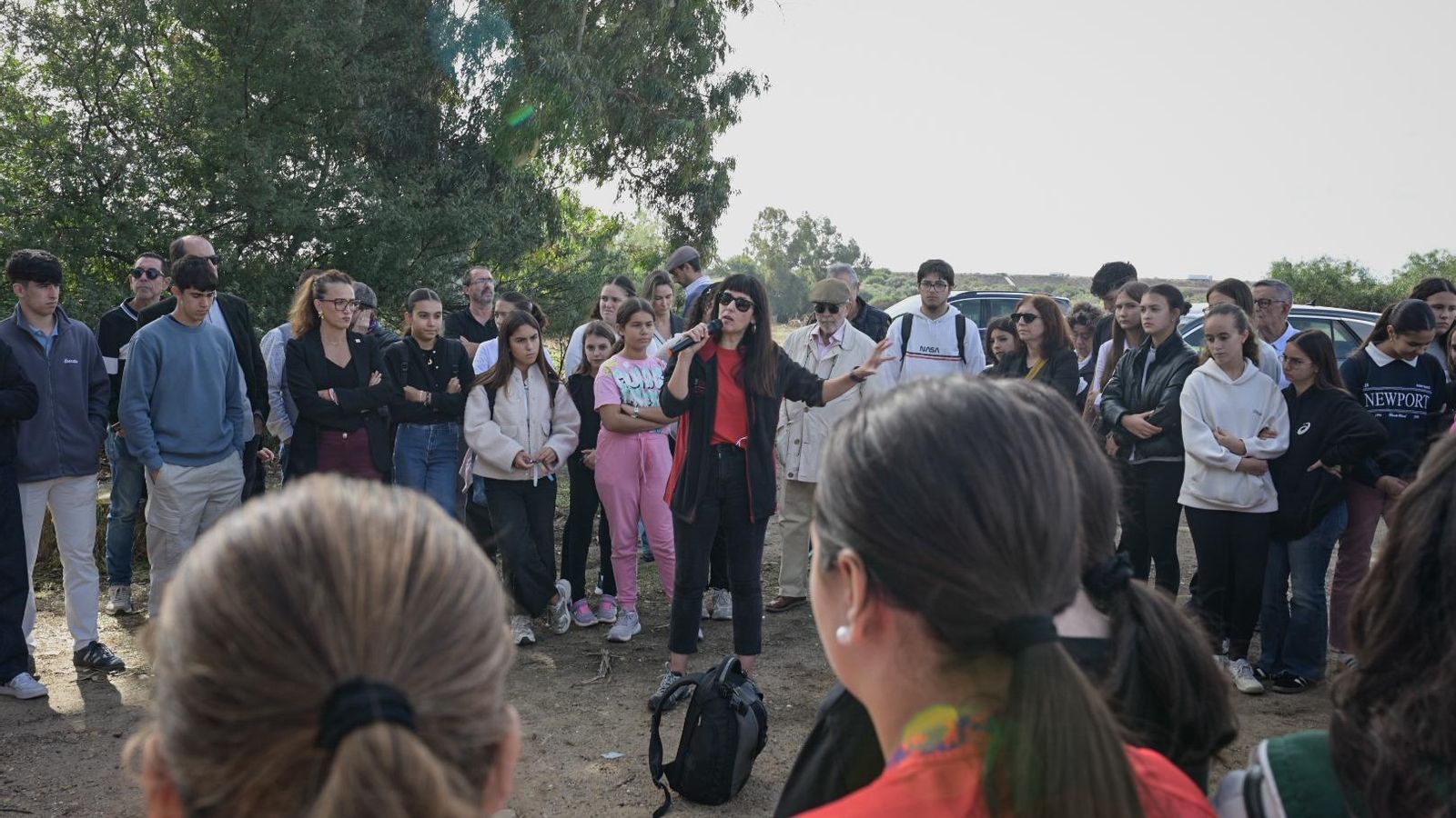 La arqueóloga Laura Muñoz-Encinar durante la visita al campo de concentración Los Merinales.