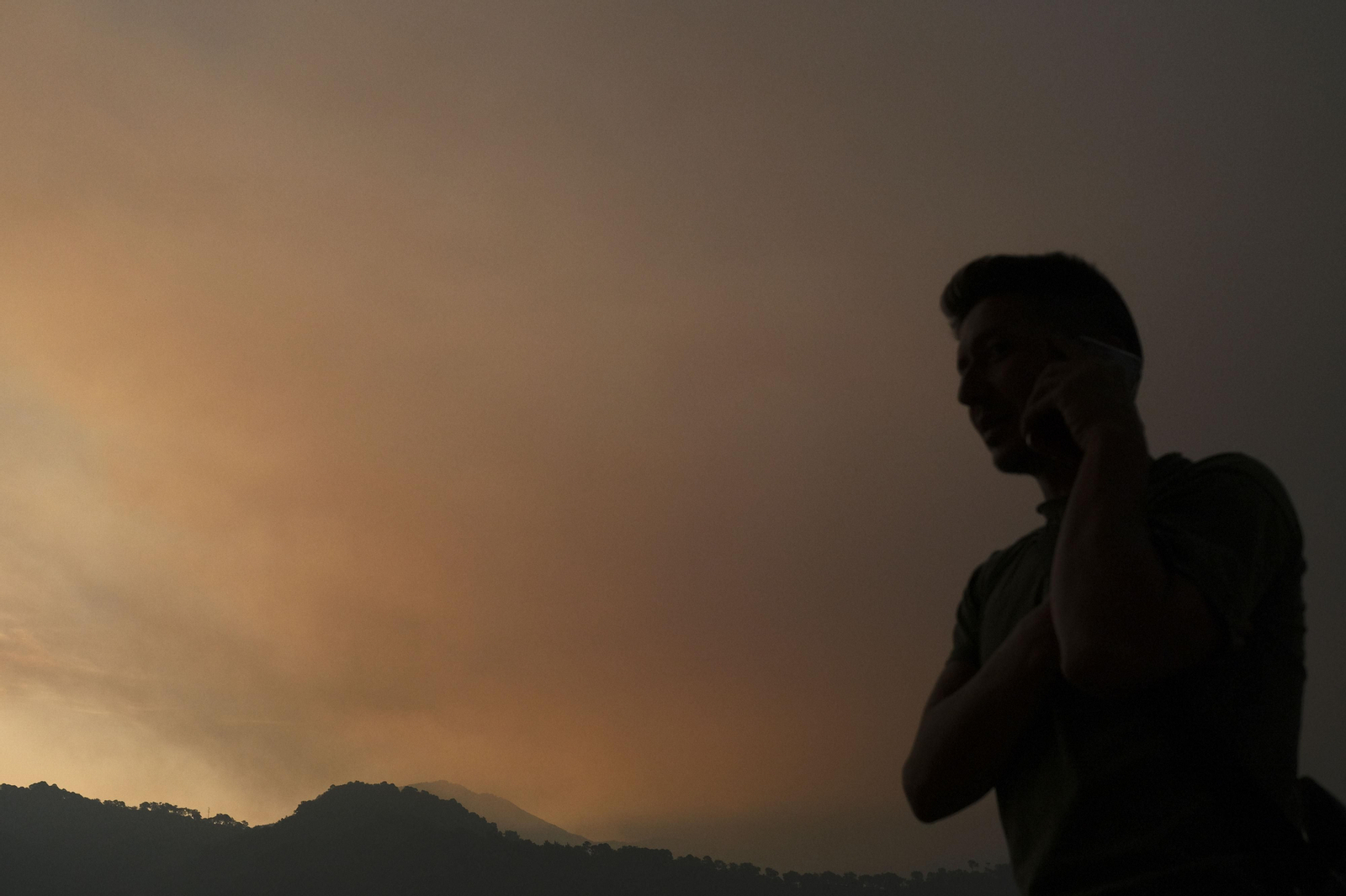 Un vecino busca información sobre la situación del incendio al amanecer Un vecino busca información sobre la situación del incendio al amanecer