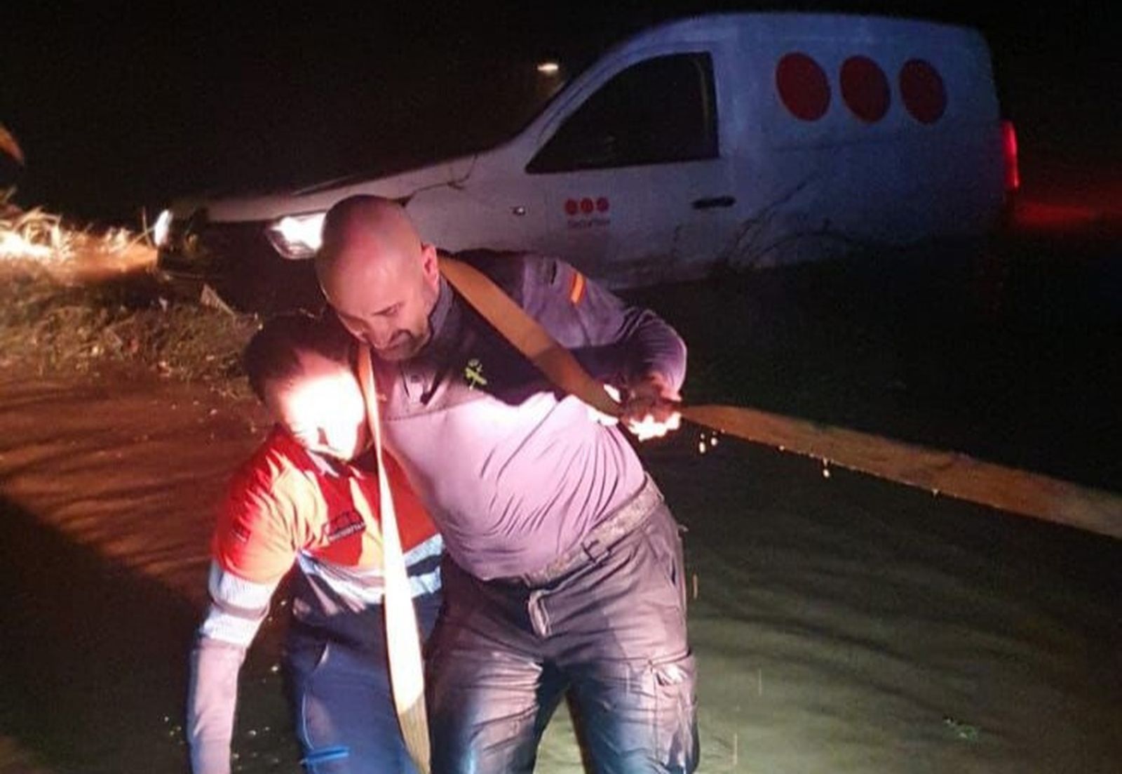 El Guardia Civil rescata el ocupante del vehículo hundido en el agua.