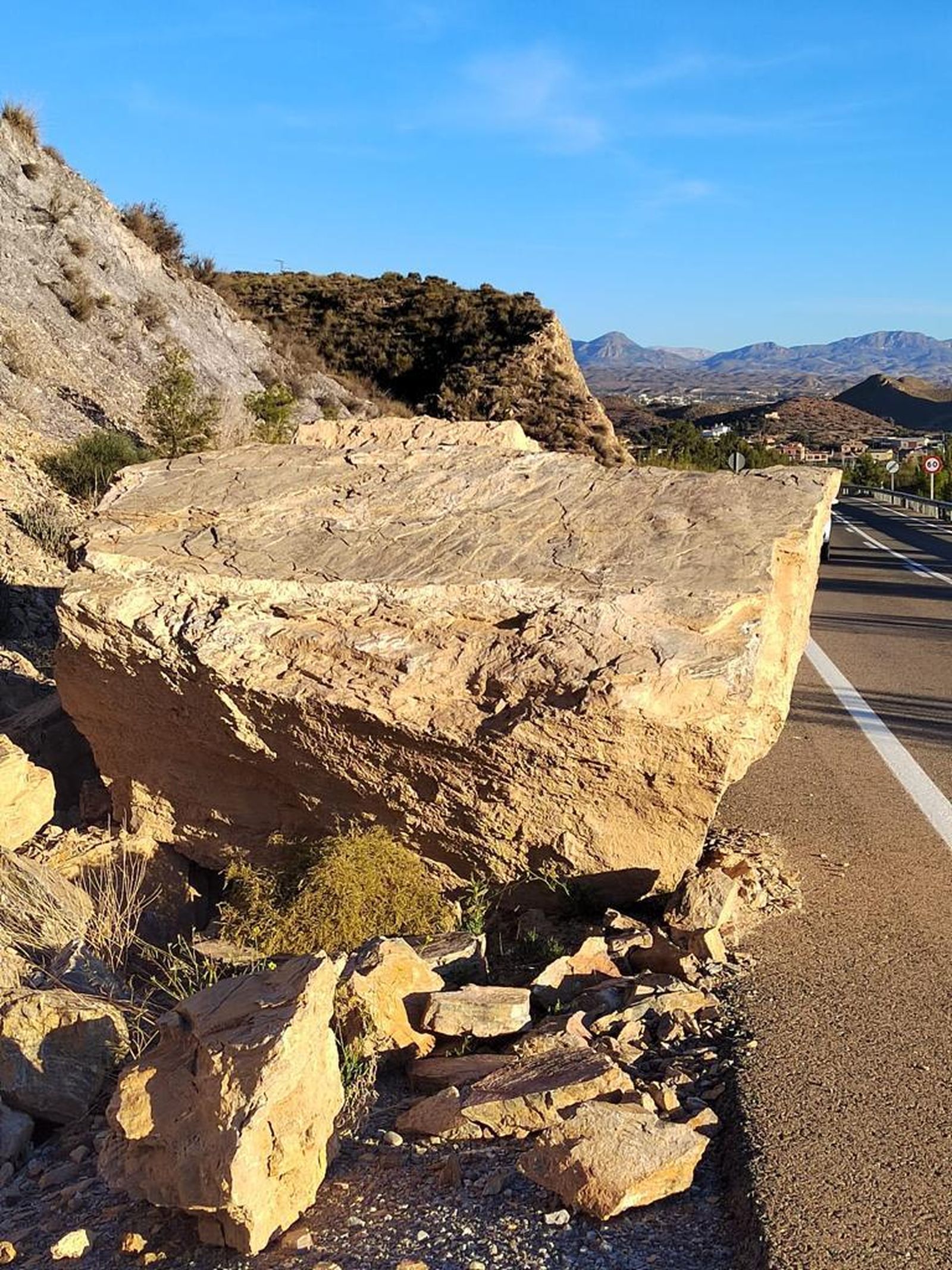 Rocas en el arcén de la A-1100.
