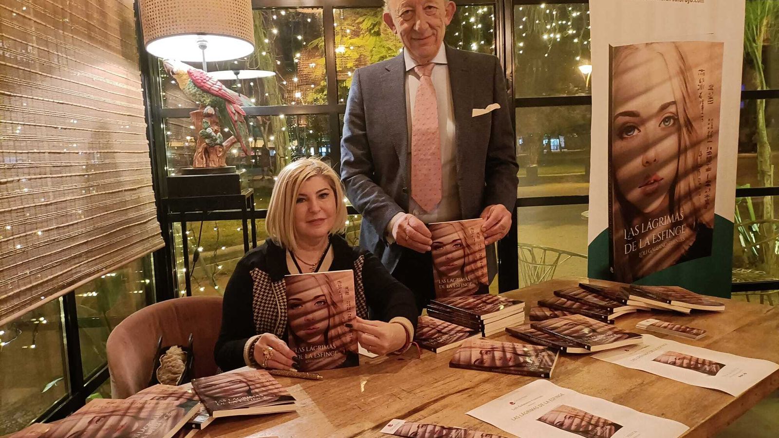 Mari Ángeles Ávalos y Rafael Luque, responsable de comunicación y presidente de la asociación, respectivamente posan junto al libro solidario