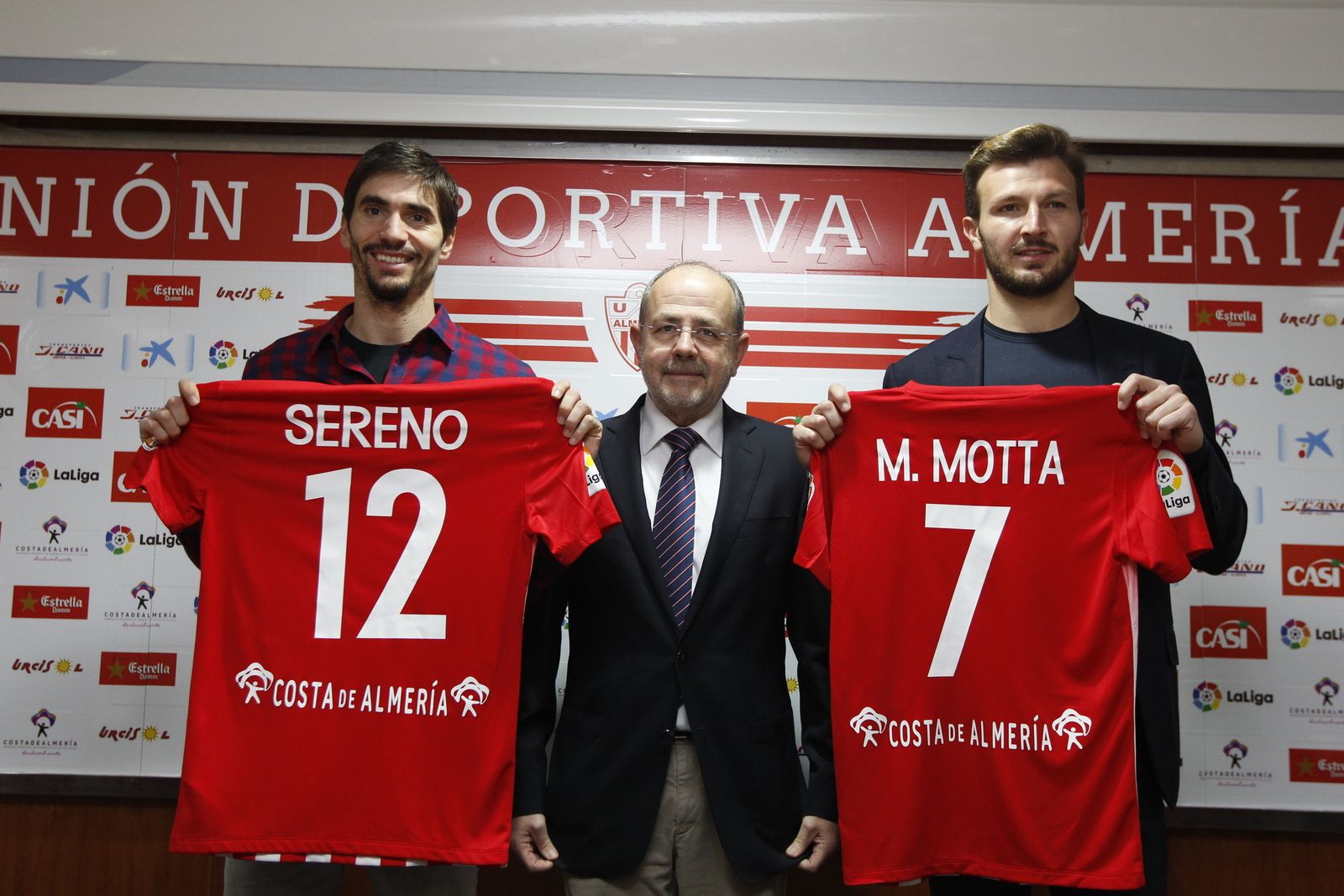 El luso Sereno y el italiano Motta flanquean a Mariano Blanco, que ejerció de 'cicerone' en la presentación de ambos futbolistas.