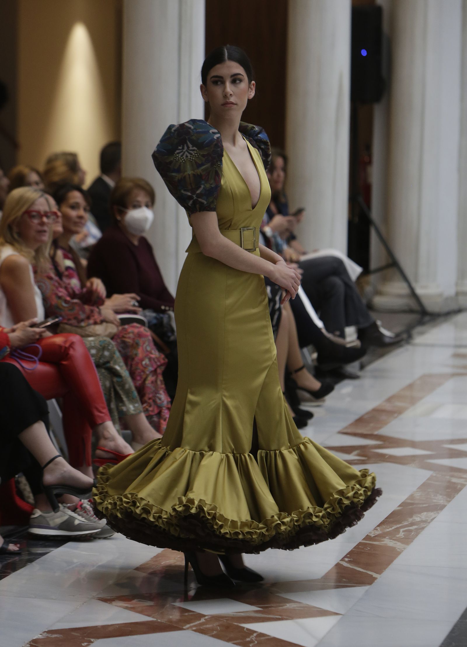 Desfile moda flamenca en las vísperas de la Feria de Abril CaixaBank