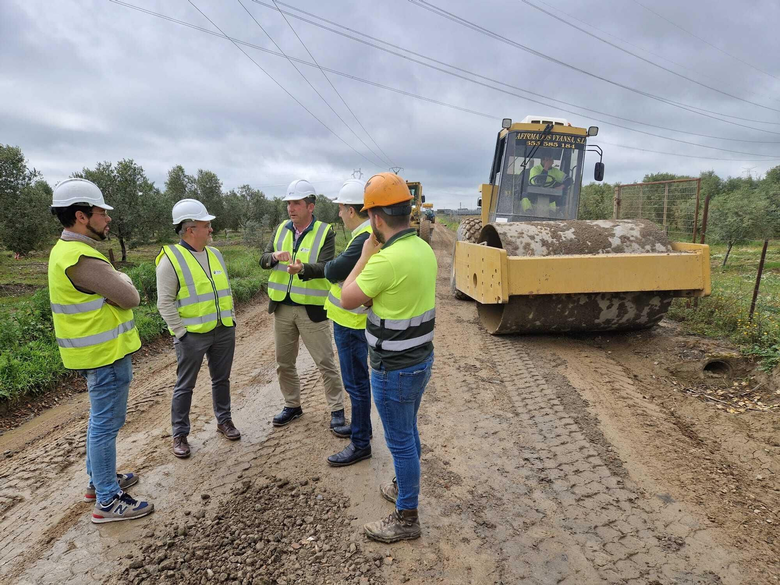 Los caminos rurales de Gibraleón y Beas reciben importantes mejoras en el marco del Plan Itínere